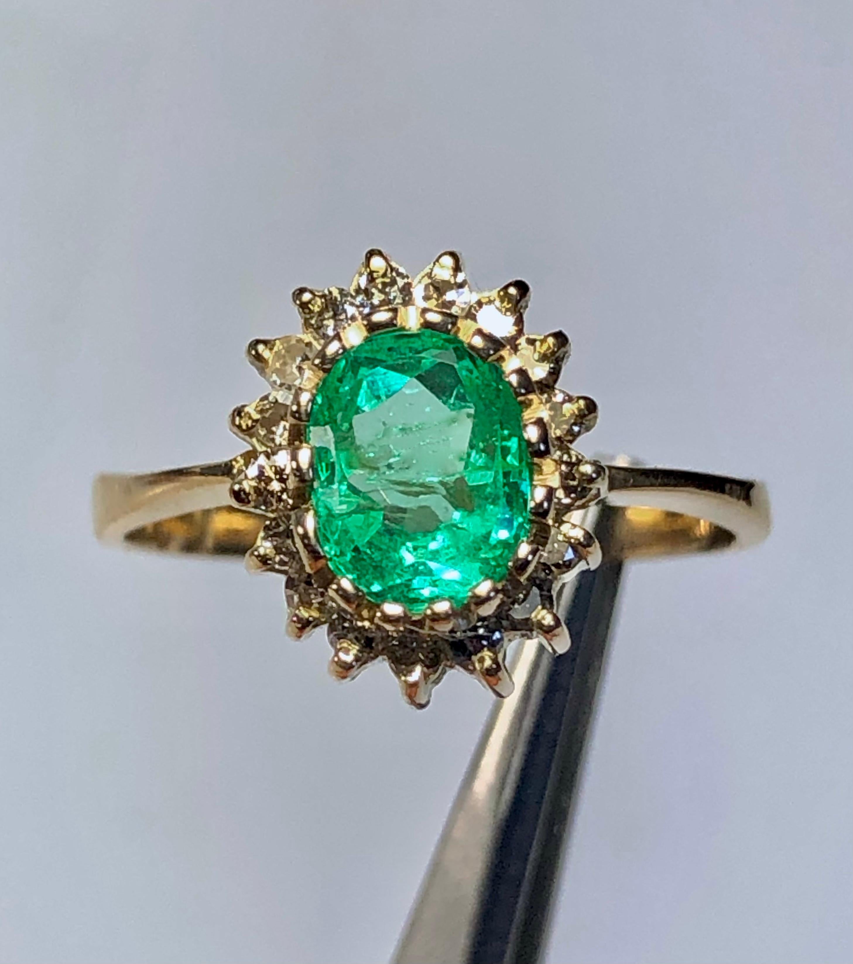 Vintage Colombian Emerald Diamond Engagement Ring 18 Karat For Sale 4