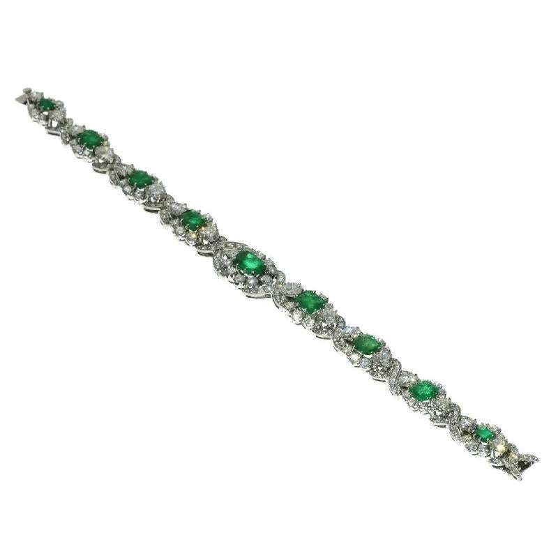 Truly magnificent 16+ crt brilliant and 7- crt Colombian Emerald Estate Bracelet In Excellent Condition For Sale In Antwerp, BE