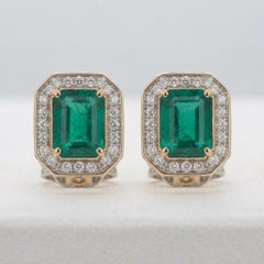 Boucles d'oreilles « halo » en émeraudes colombiennes et diamants, en or 18 carats 14,01 carats