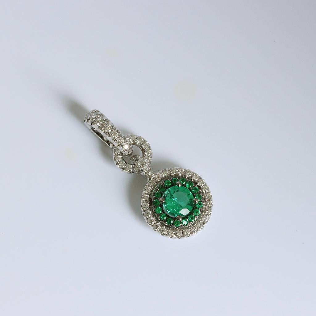 Colombian Emerald Diamond Halo Pendant and Diamond Enhancer Bail In New Condition For Sale In Antwerp, BE