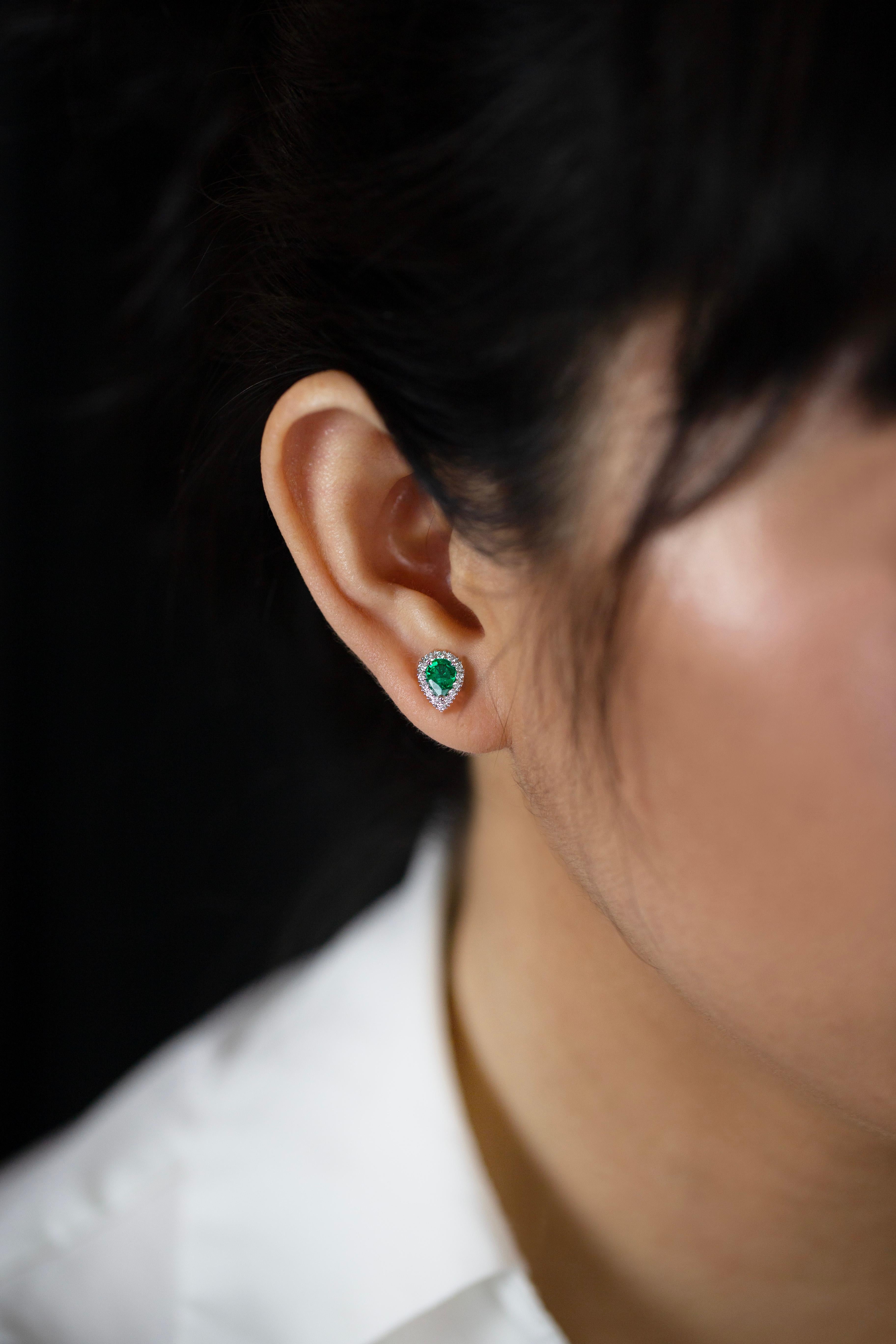 Colombian Emerald & Diamond Halo Stud Earrings In New Condition For Sale In New York, NY