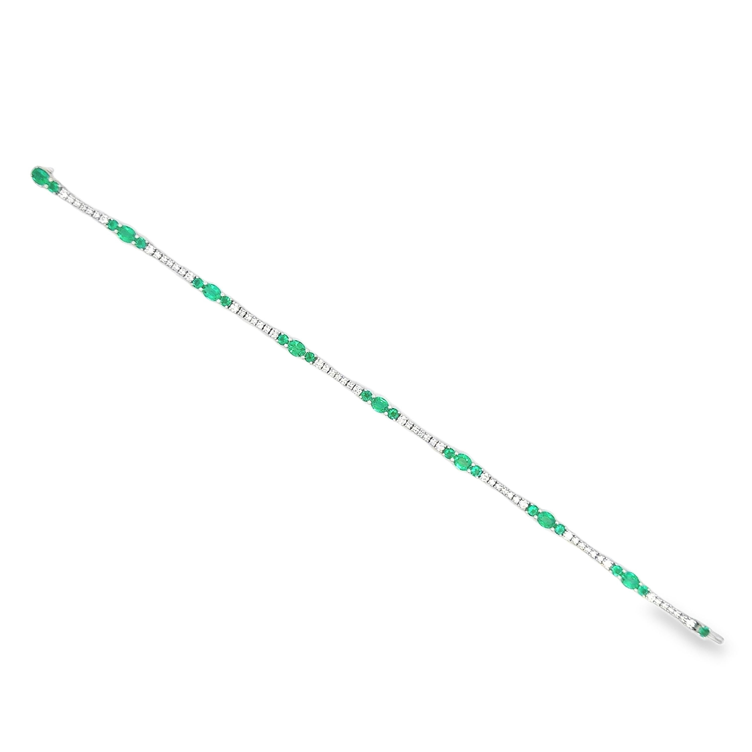 Contemporary Roman Malakov 2.45 Carats Mixed-Cut Colombian Emerald & Diamond Line Bracelet For Sale