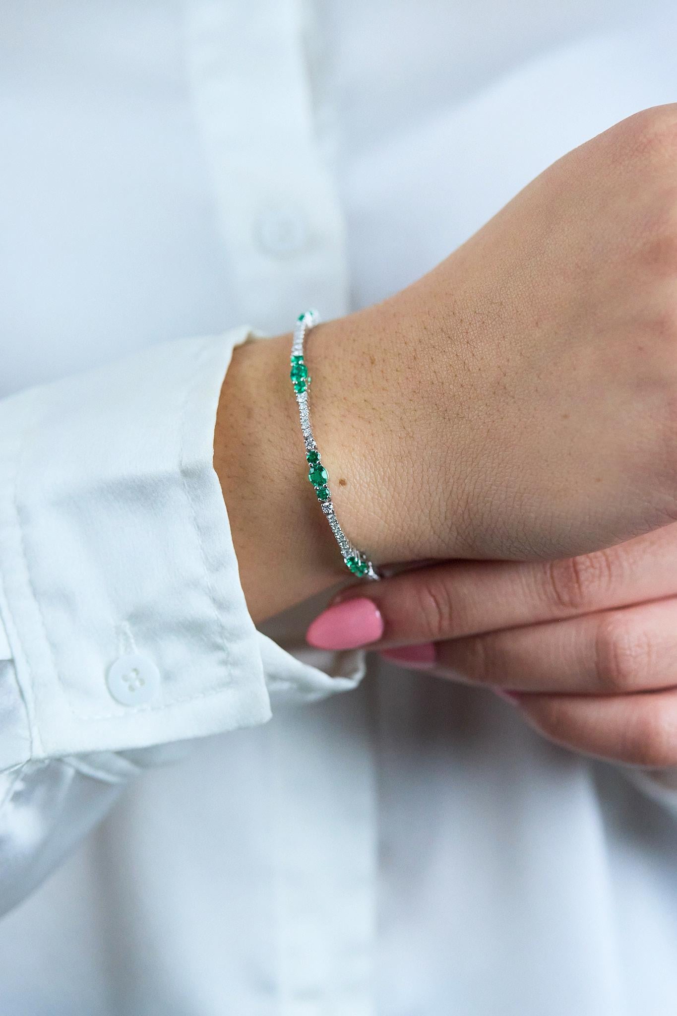 Roman Malakov 2.45 Carats Mixed-Cut Colombian Emerald & Diamond Line Bracelet In New Condition For Sale In New York, NY