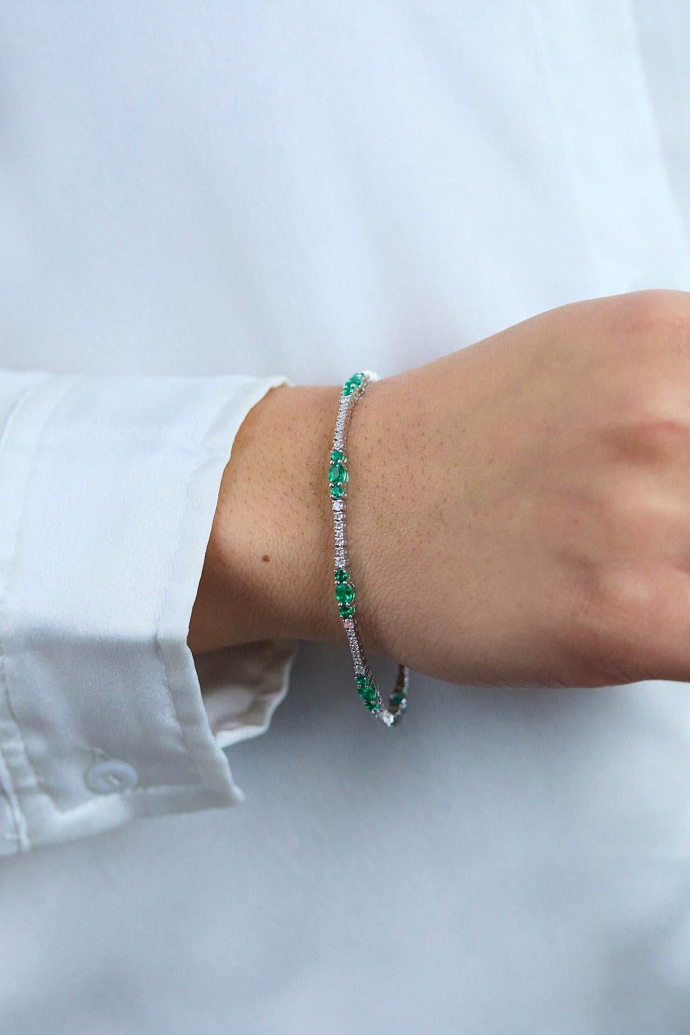 Roman Malakov 2.45 Carats Mixed-Cut Colombian Emerald & Diamond Line Bracelet For Sale 1