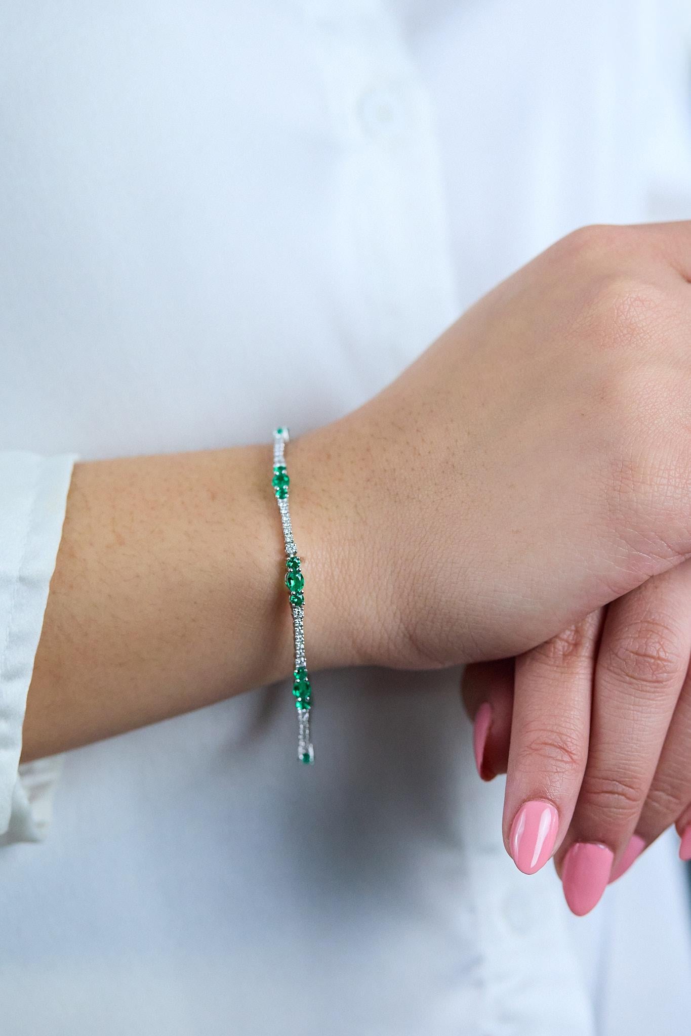 Women's Roman Malakov 2.45 Carats Mixed-Cut Colombian Emerald & Diamond Line Bracelet For Sale