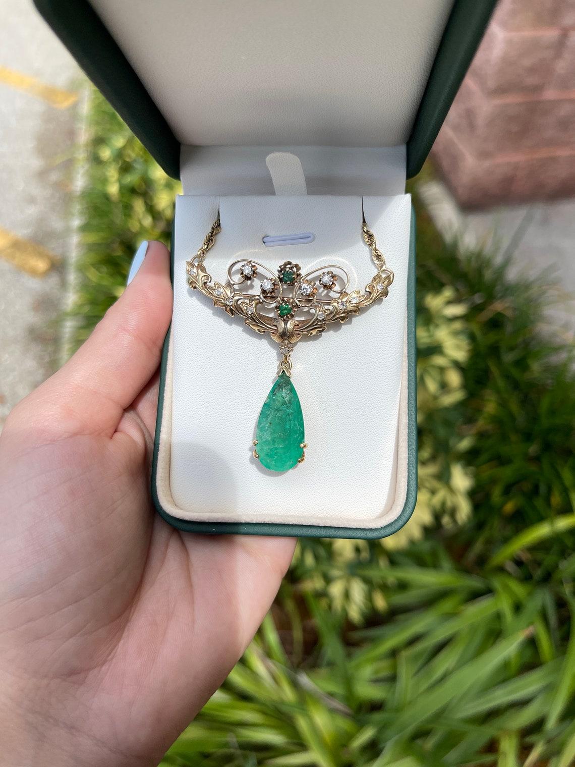 Eine 14,97 tcw viktorianischen Stil Pear Cut kolumbianischen Smaragd und runden Diamanten Halskette / Brosche in massivem Gold. Der handgefertigte Smaragd aus 14-karätigem Gelbgold ist in eine V-Fassung mit vier Zacken eingebettet. Der