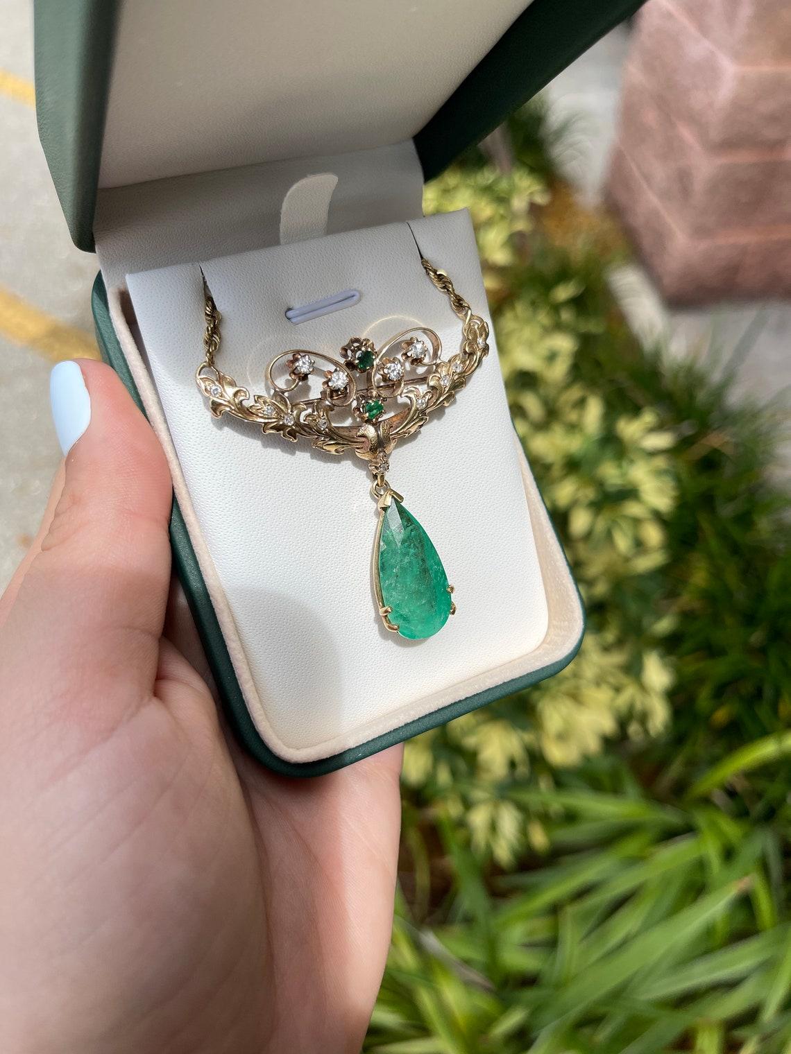 Kolumbianischer Smaragd & Diamant-Halskette Brosche 14K Birnen-Smaragd-Anhänger Vintage (Tropfenschliff) im Angebot