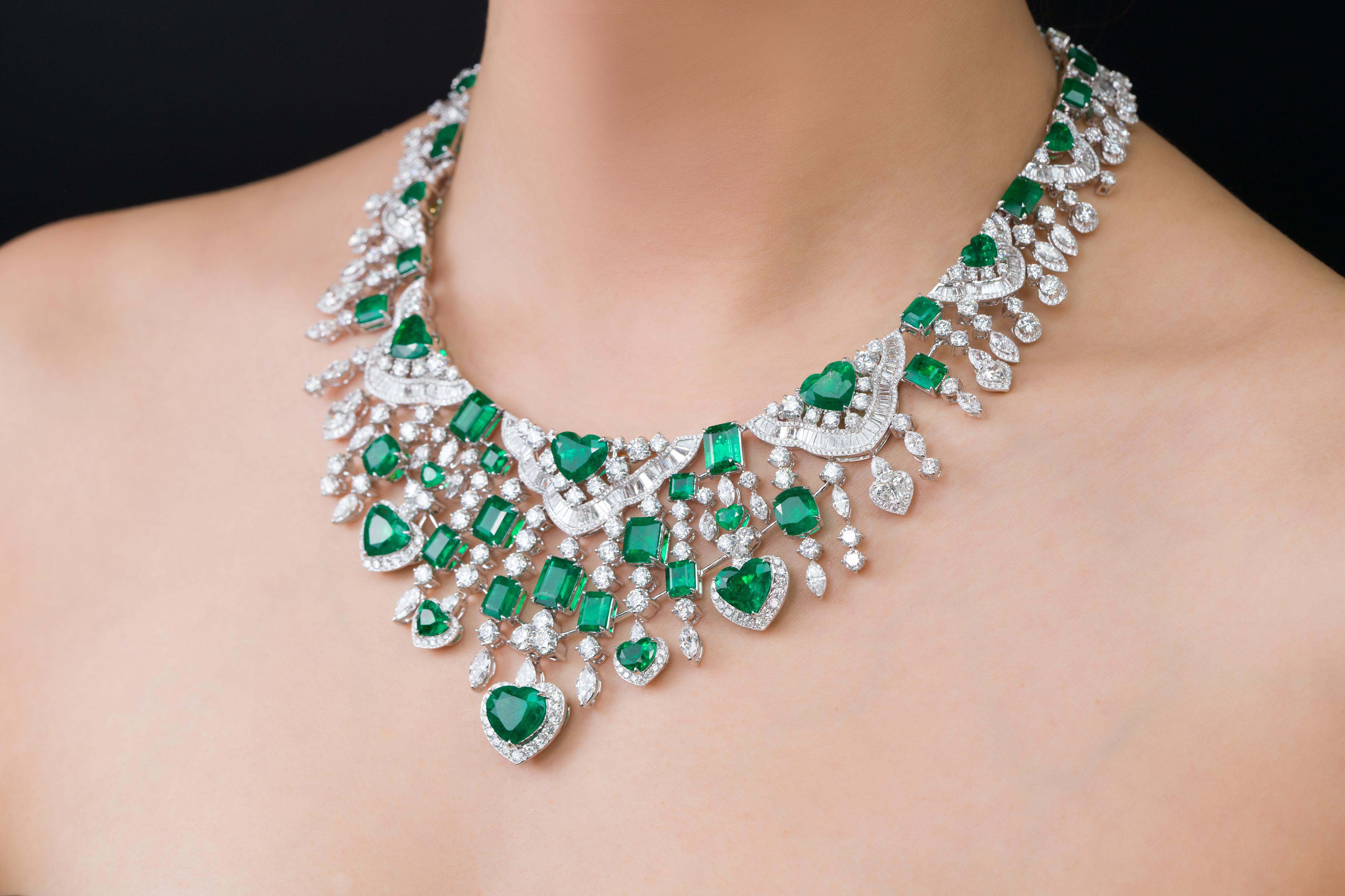 Quando si parla di pietre preziose, pochi pezzi suscitano tanta ammirazione quanto una collana di smeraldi colombiani. Rinomati per la loro vivida tonalità verde e per il loro splendore vellutato, gli smeraldi colombiani sono tra le gemme più ambite