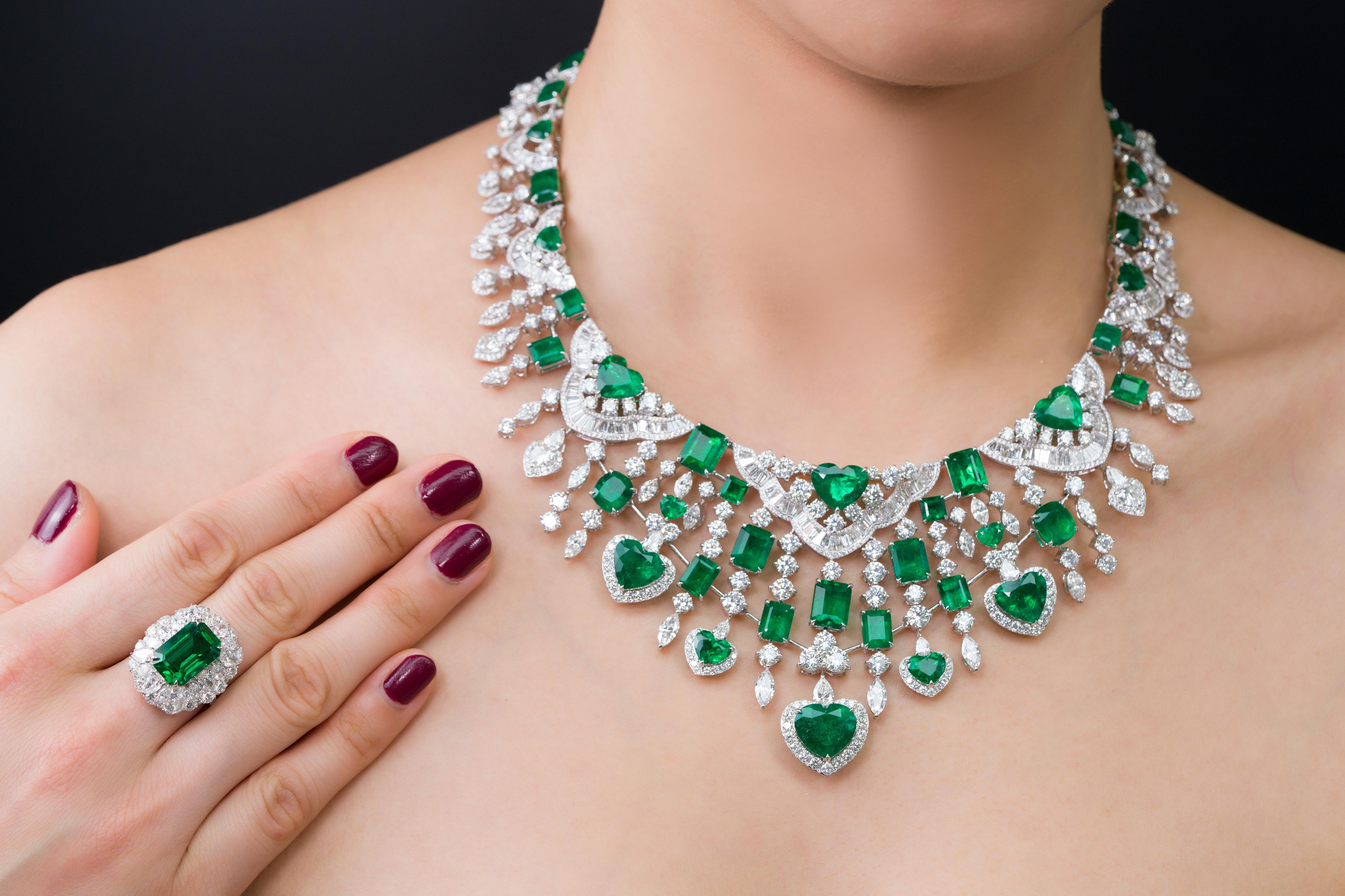 Moderno Collana di smeraldi e diamanti colombiani certificata GRS da 69,41 carati in vendita