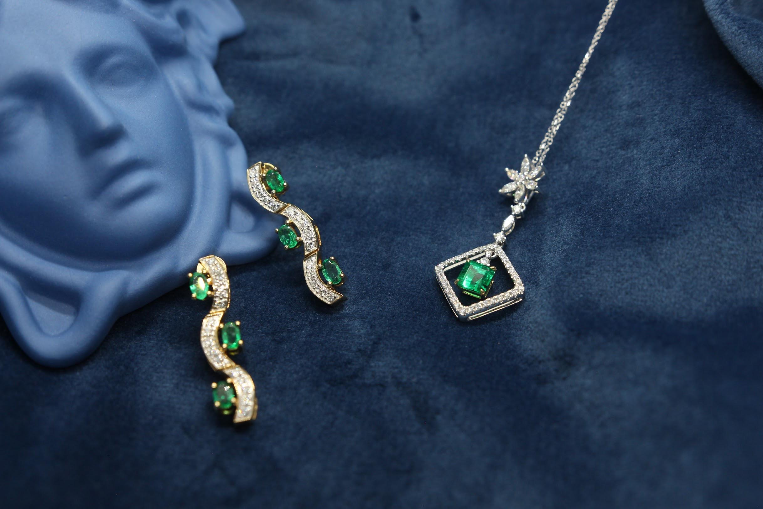 Colombian Emerald Diamond Pendant Necklace For Sale 1