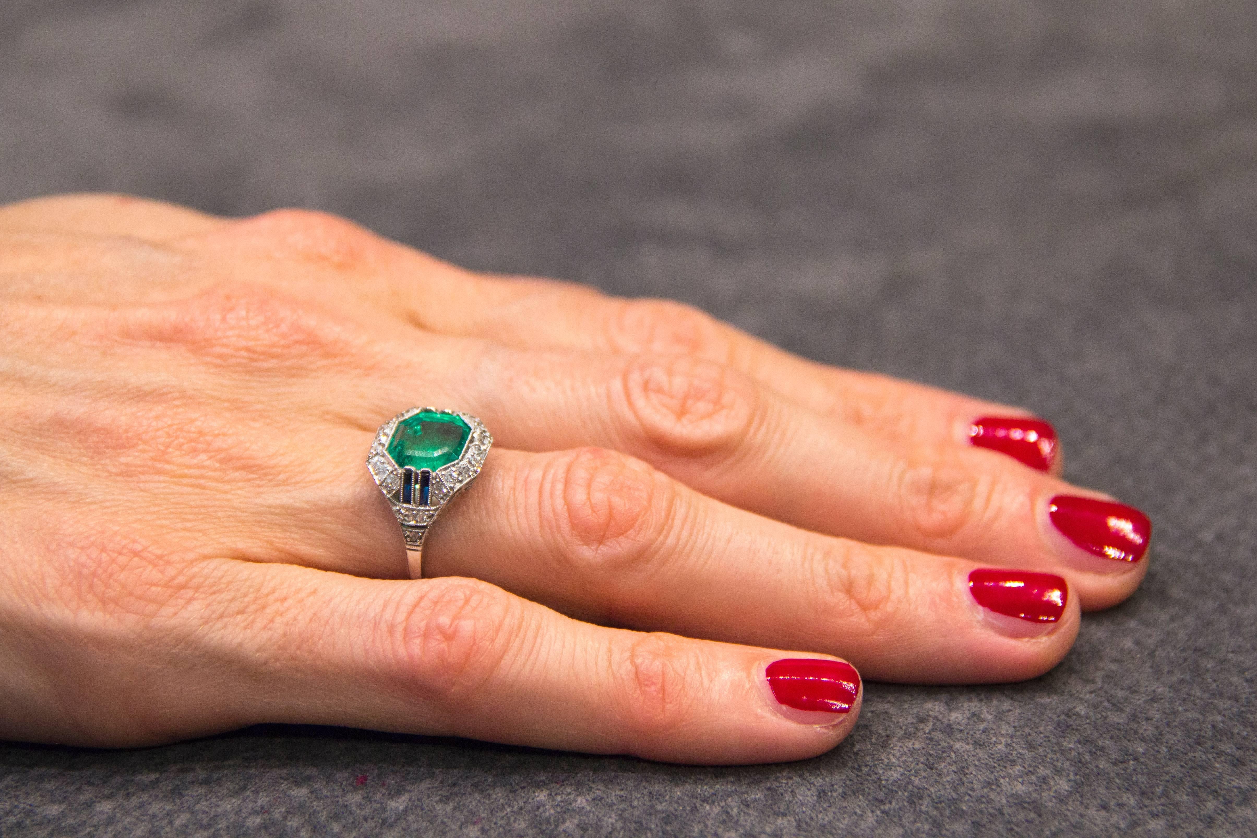 Kolumbianischer Smaragd-Diamant-Platin-Art-Déco-Ring (Smaragdschliff)