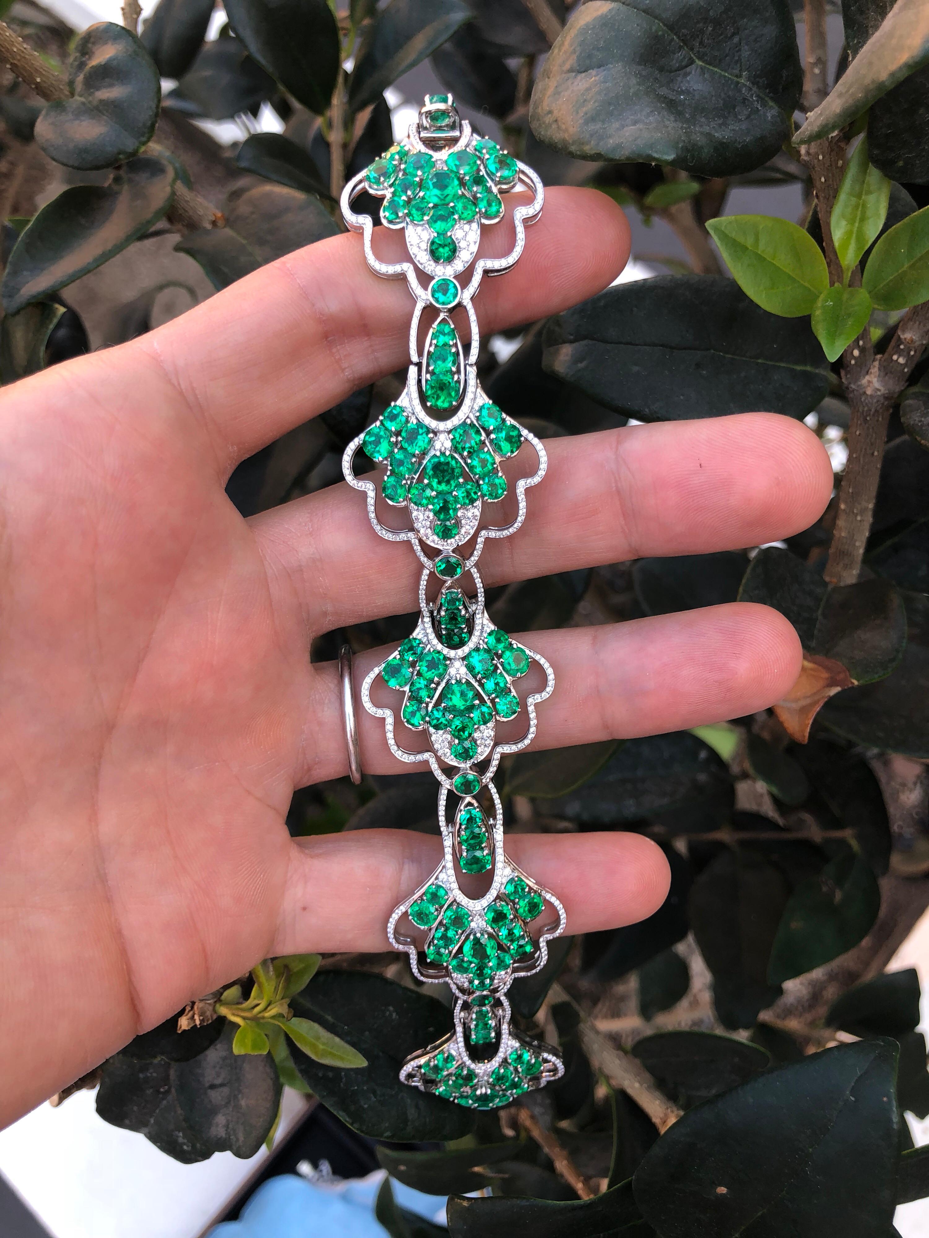 Women's Colombian Emerald Bracelet 21.18 Carats For Sale
