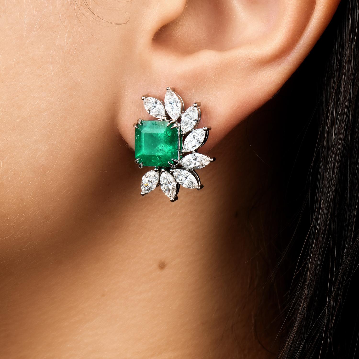 Colombian Emerald Diamond Platinum Half Halo Clip-On Flower Earrings In Excellent Condition In Miami, FL