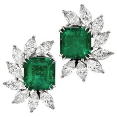 Orecchini a fiore con smeraldo colombiano, diamante e platino, a forma di mezza aureola, con chiusura a clip