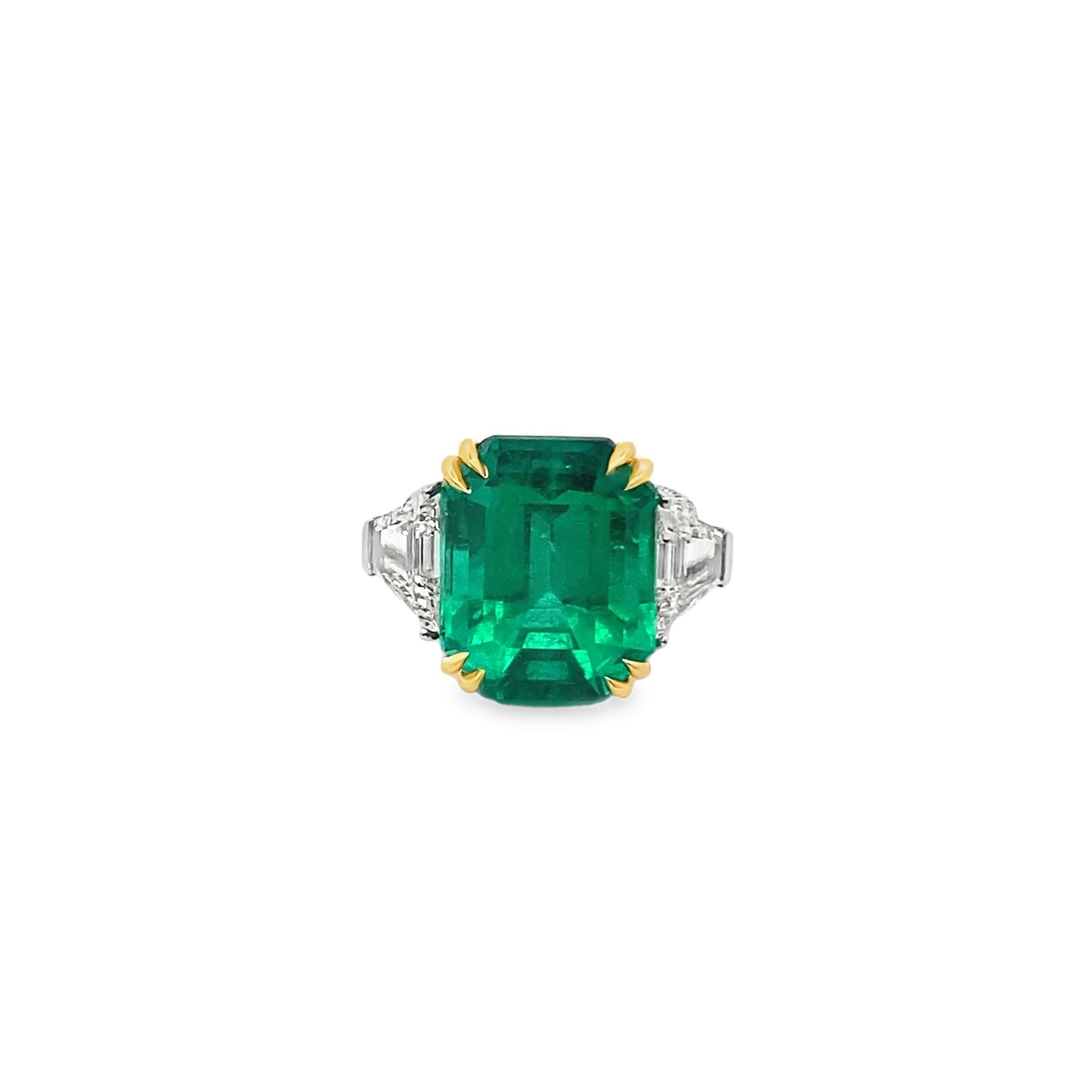 Questo imponente Jewell presenta un raro smeraldo colombiano da 16,64 carati, certificato dal prestigioso Gübelin Gem Lab e incastonato in un'elegante montatura in platino. La vivida tonalità verde dello smeraldo, le sue dimensioni imponenti e