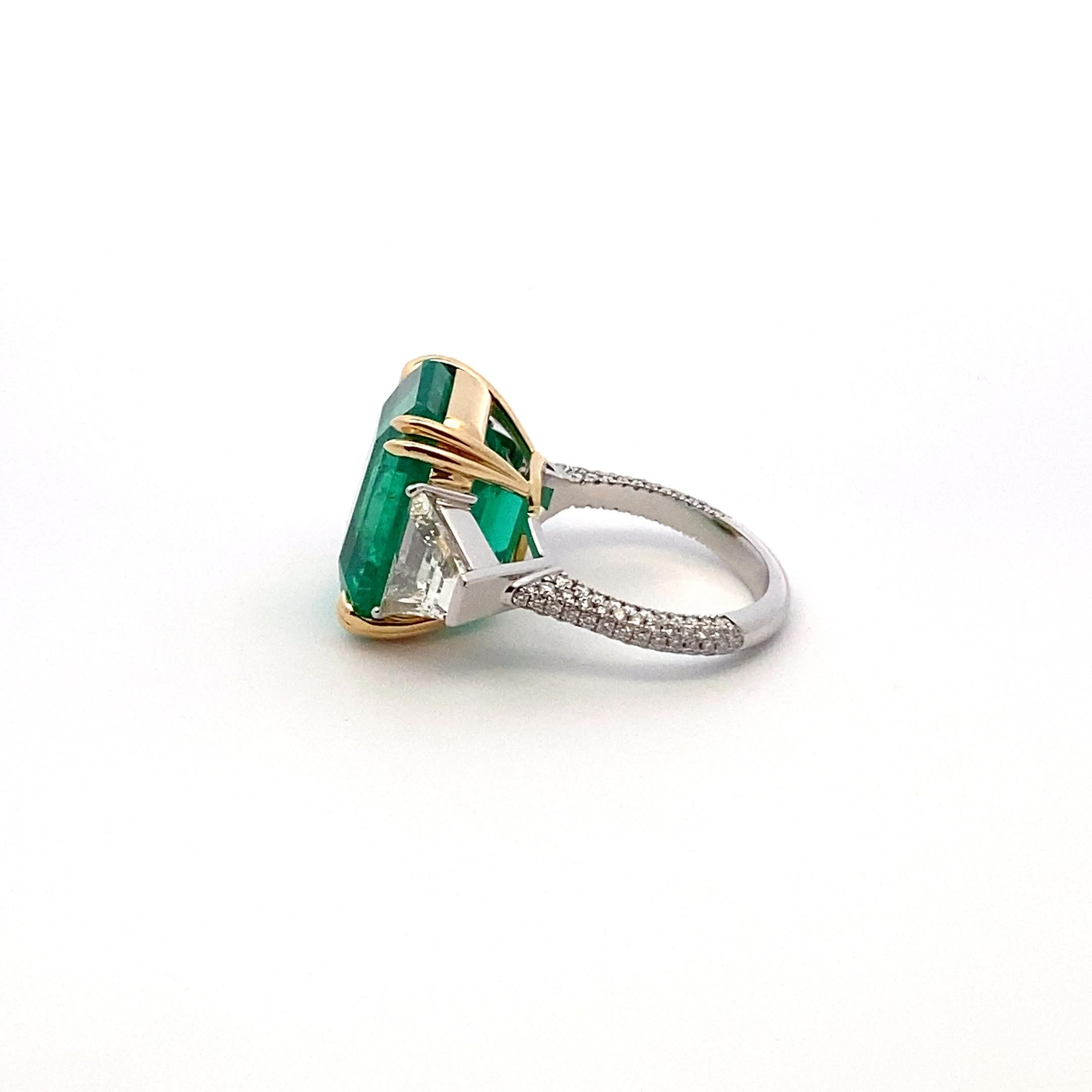 Moderno Anello in platino con smeraldo e diamante colombiano, certificato Gübelin in vendita