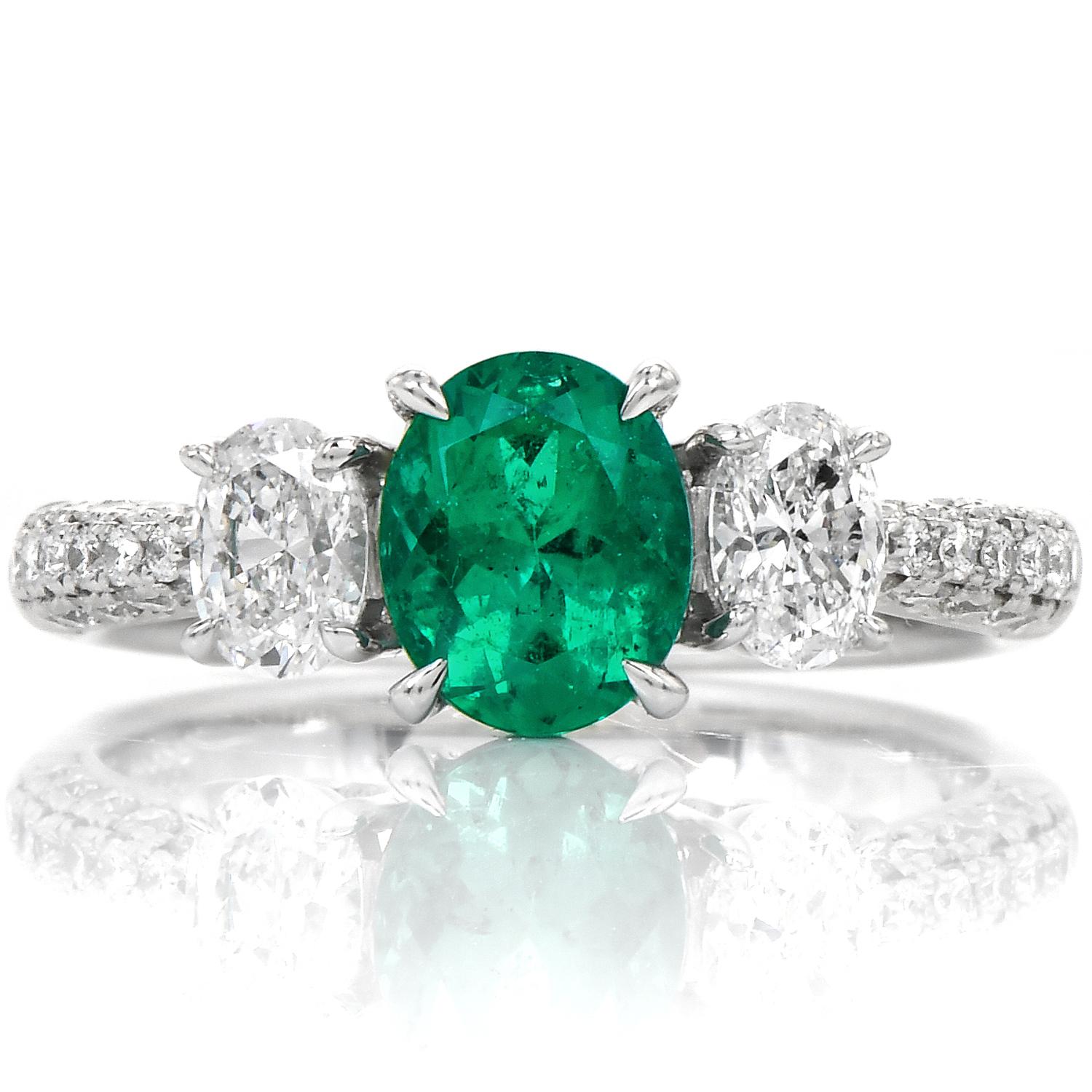 Kolumbianischer Smaragd-Diamant-Platin-Ring mit drei Steinen (Moderne)