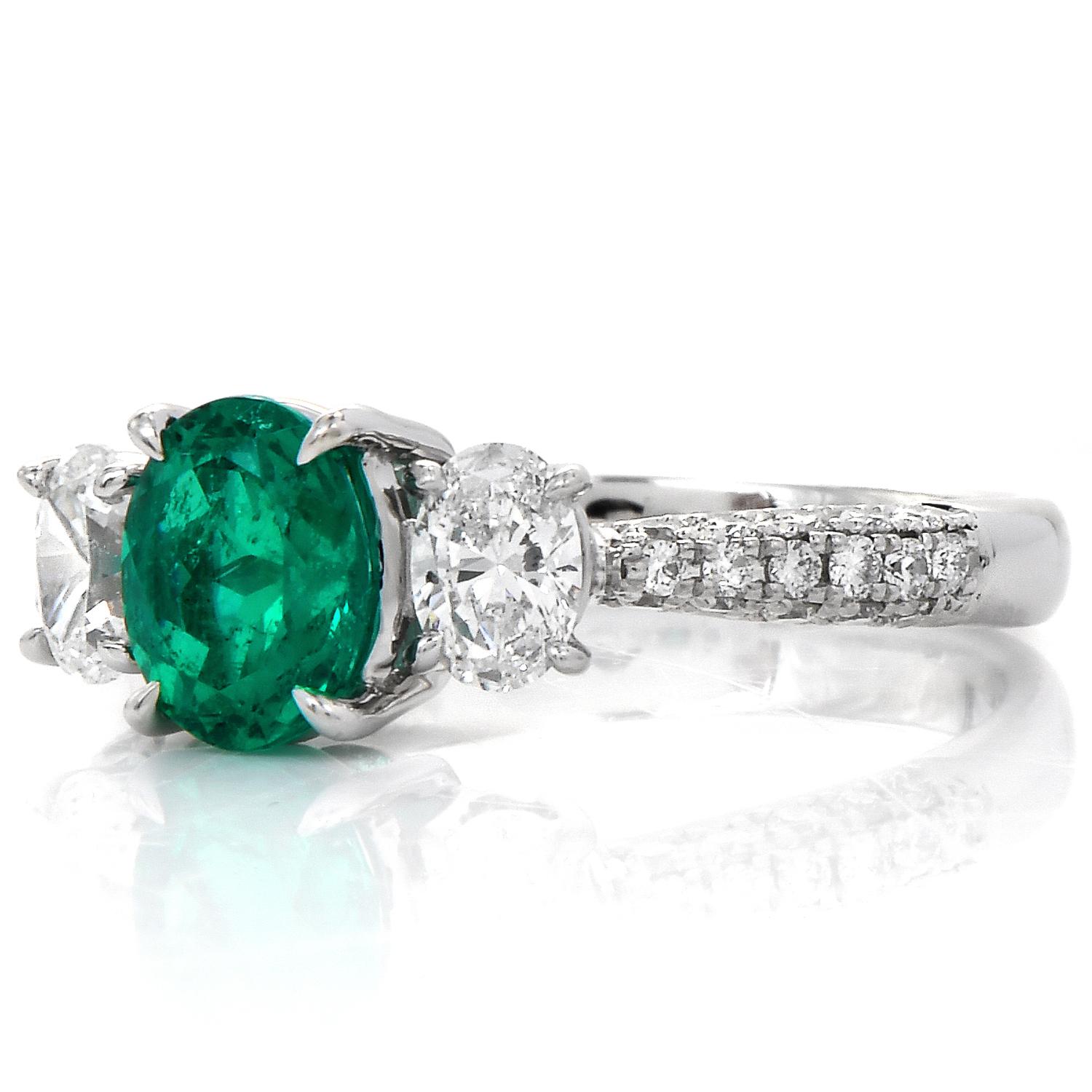 Kolumbianischer Smaragd-Diamant-Platin-Ring mit drei Steinen (Smaragdschliff)