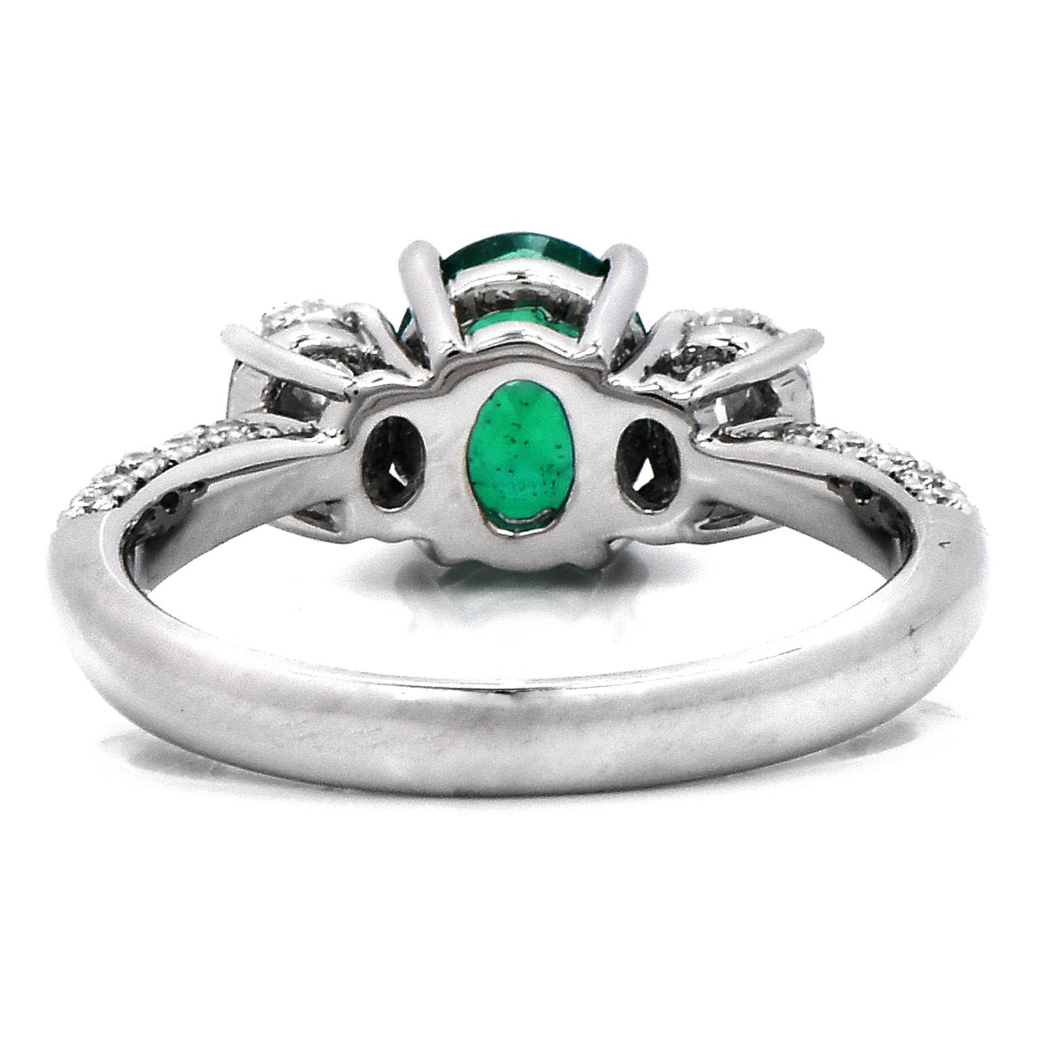 Kolumbianischer Smaragd-Diamant-Platin-Ring mit drei Steinen im Zustand „Hervorragend“ in Miami, FL