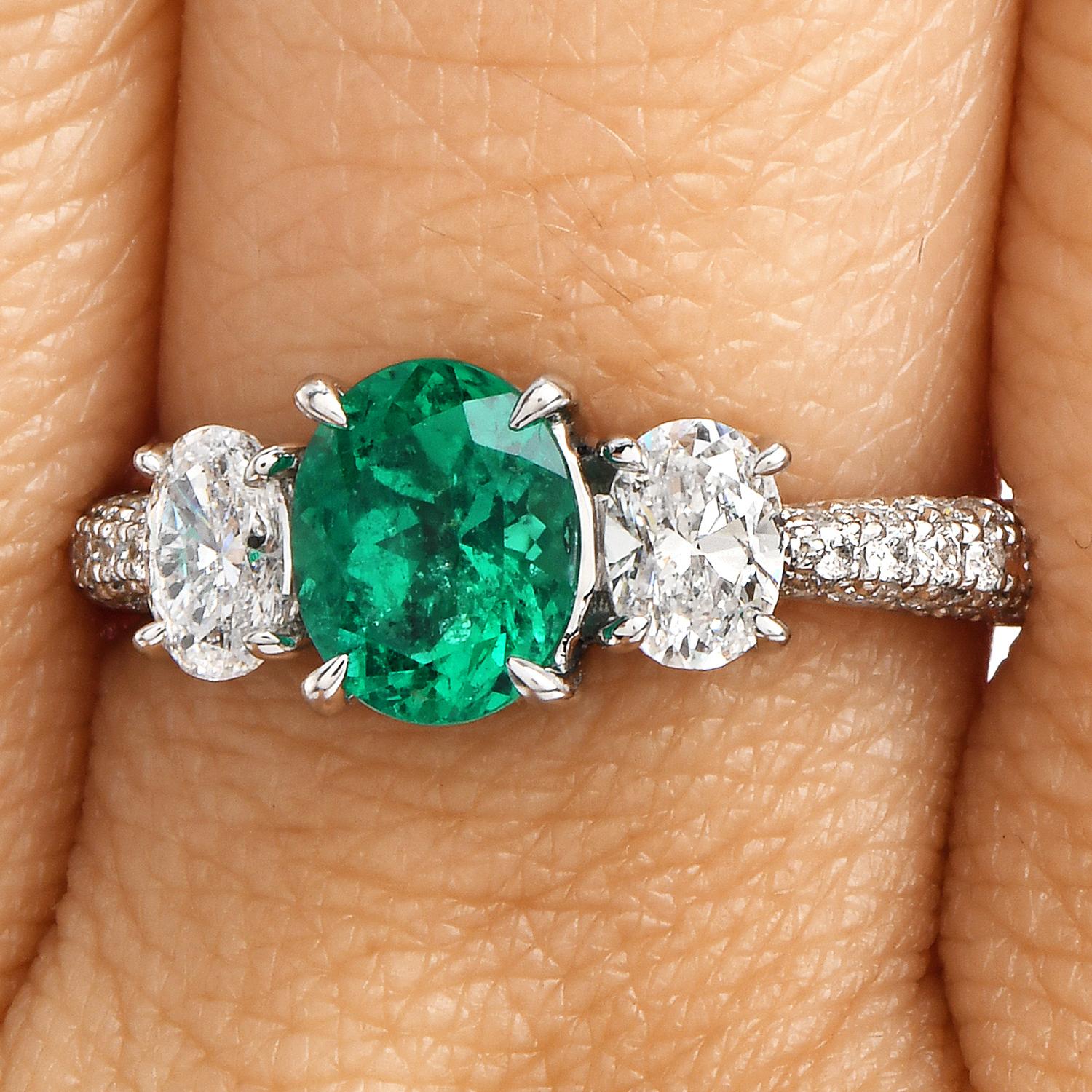 Kolumbianischer Smaragd-Diamant-Platin-Ring mit drei Steinen Damen