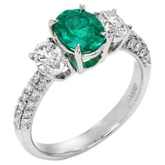 Anello a tre pietre in platino con smeraldo colombiano e diamante