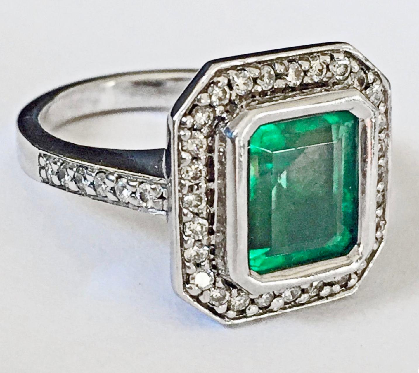 Women's Art Deco Style Colombian Emerald Diamond and 18K Gold Ring For Sale