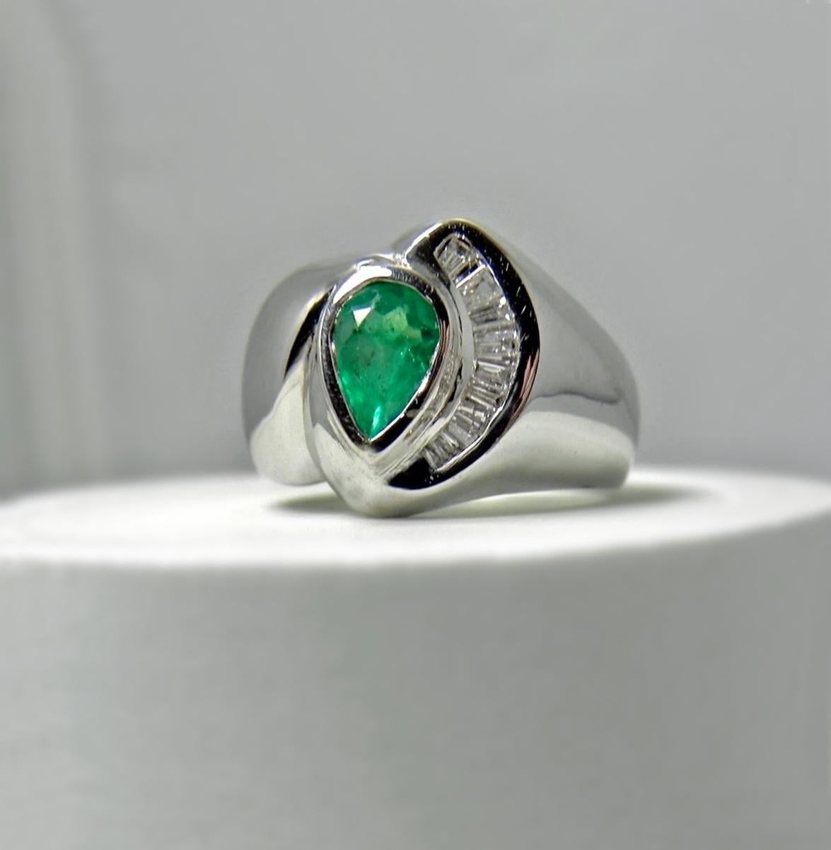 Artisan Colombian Emerald Bezel Diamond Mens Gents Unisex Ring Band 18K White Gold For Sale