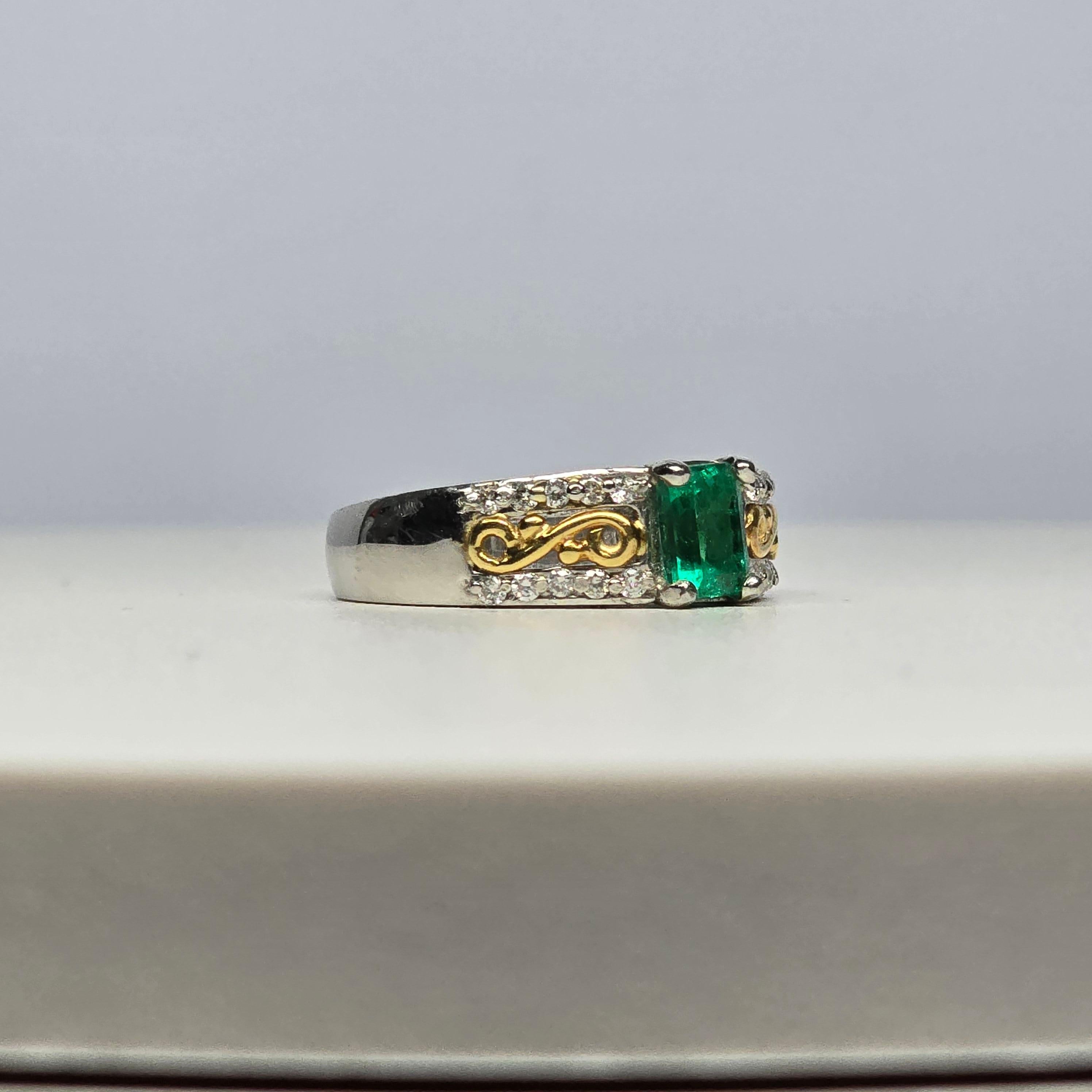 Atemberaubender Ring mit kolumbianischem Smaragd, ein seltener Fund! Luxuriöser Cocktailring für alle Gelegenheiten, maßgefertigt mit modernem klassischem Design und Gravurelementen, Ring aus Platin und 18KT Gold.

Grammgewicht: 11gr
GOLD: 18KT