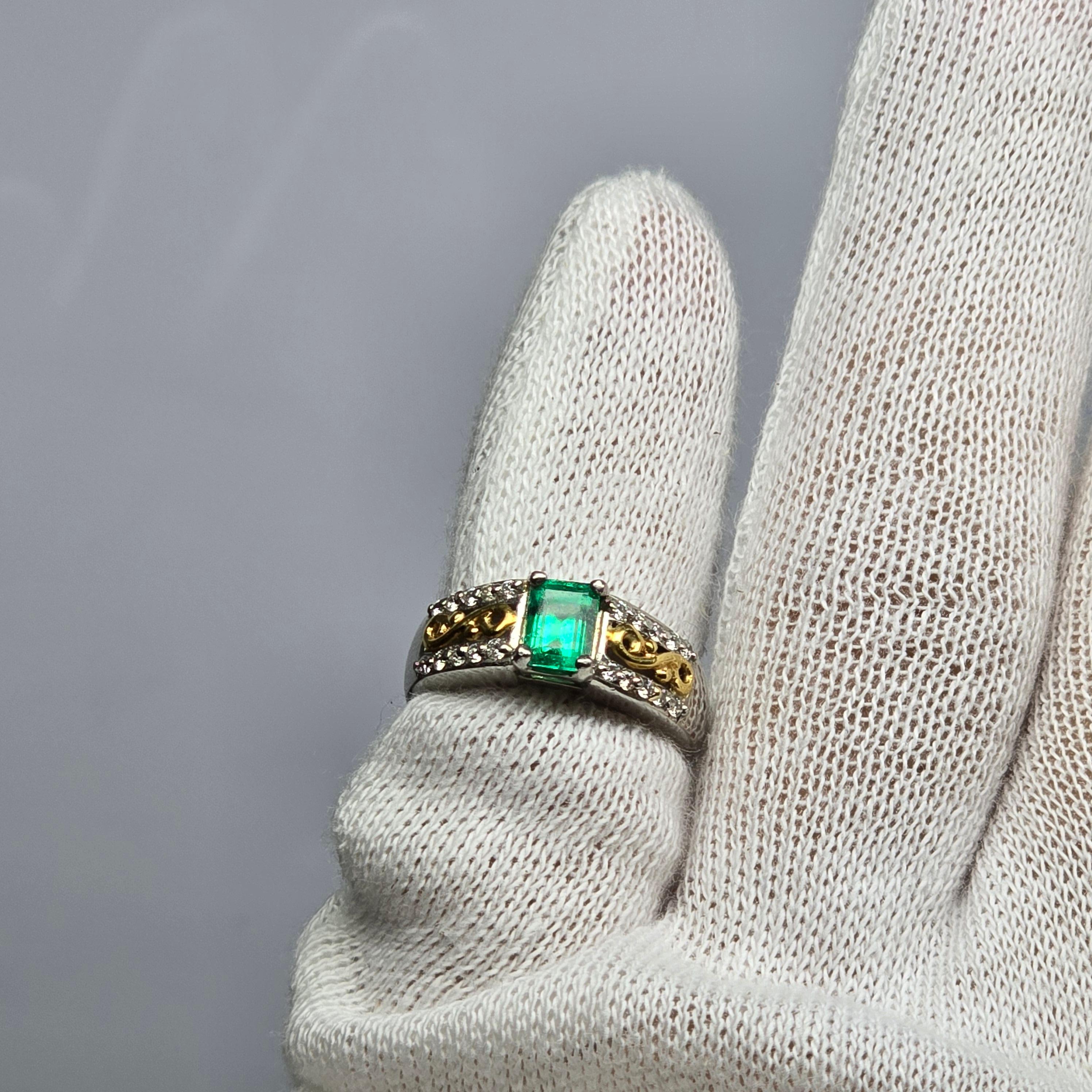 Kolumbianischer Smaragd-Diamant-Ring 18KT & PLATINUM im Angebot 1