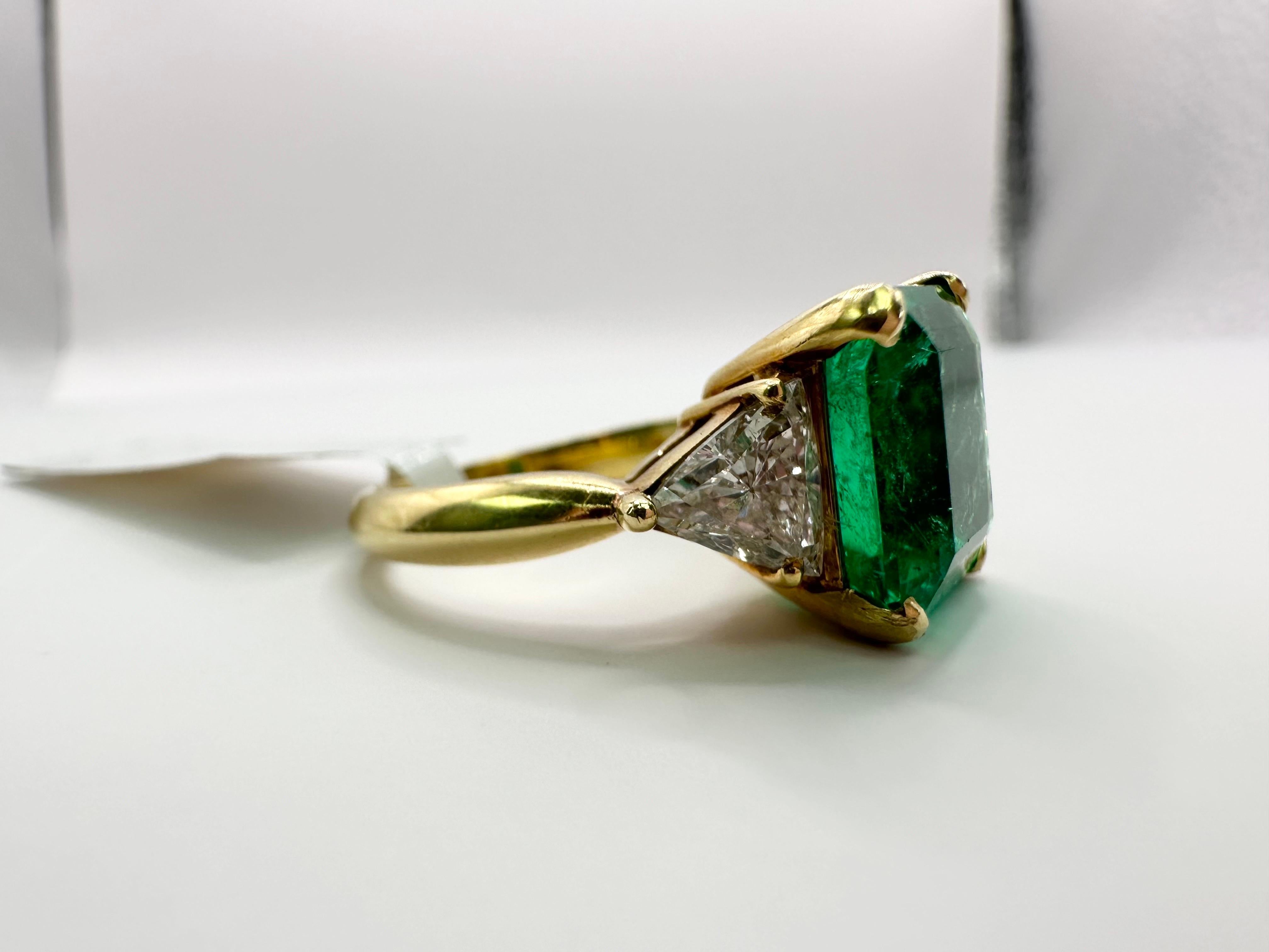Colombian emerald diamond ring 18KT yellow gold RARE natural emerald 6.98ct In New Condition For Sale In Boca Raton, FL