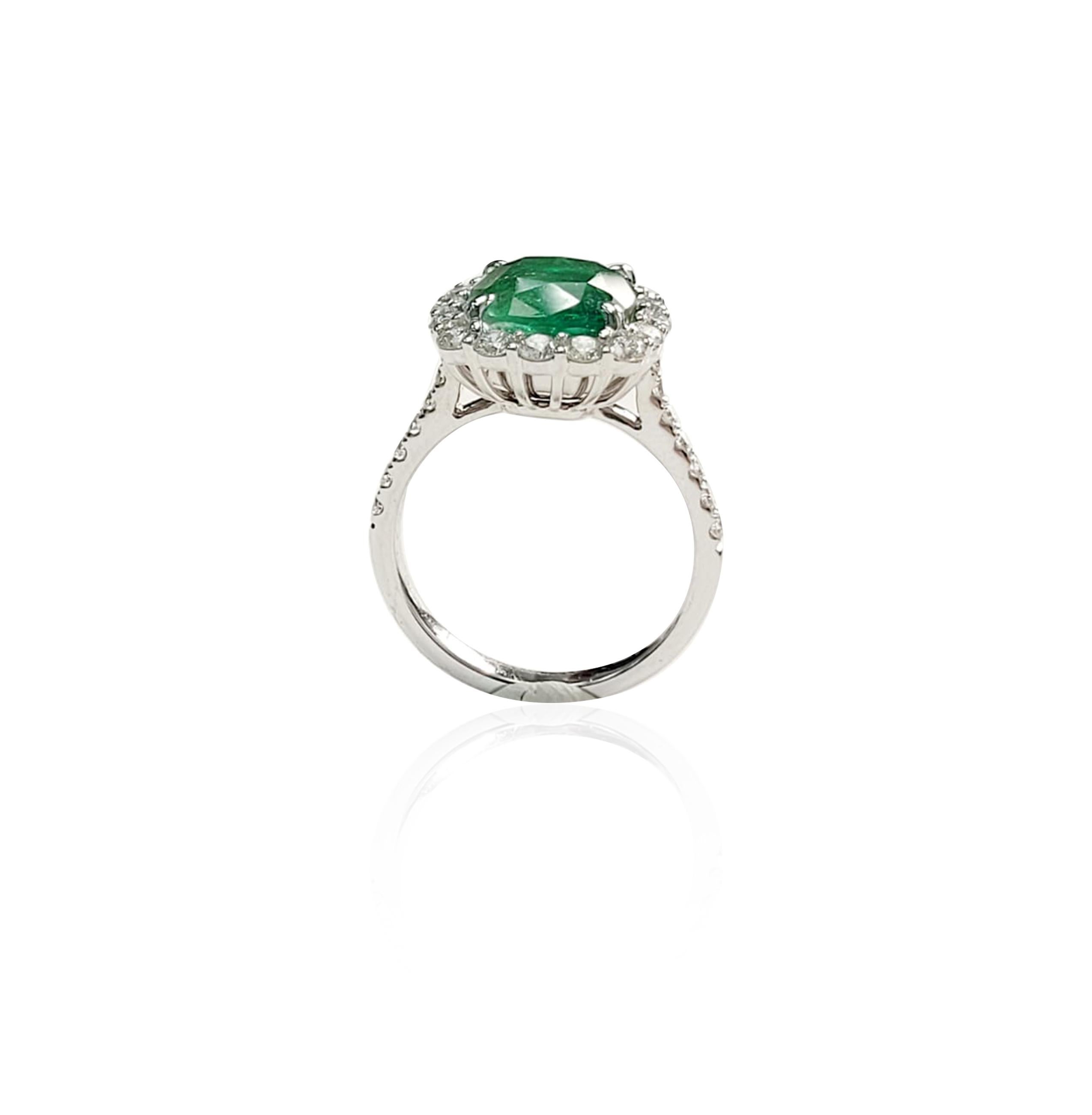 Emerald Cushion Cut - 3.58ct, 9.5mm
White Diamonds - 0.96ct
Metal Ring - 18k White Gold