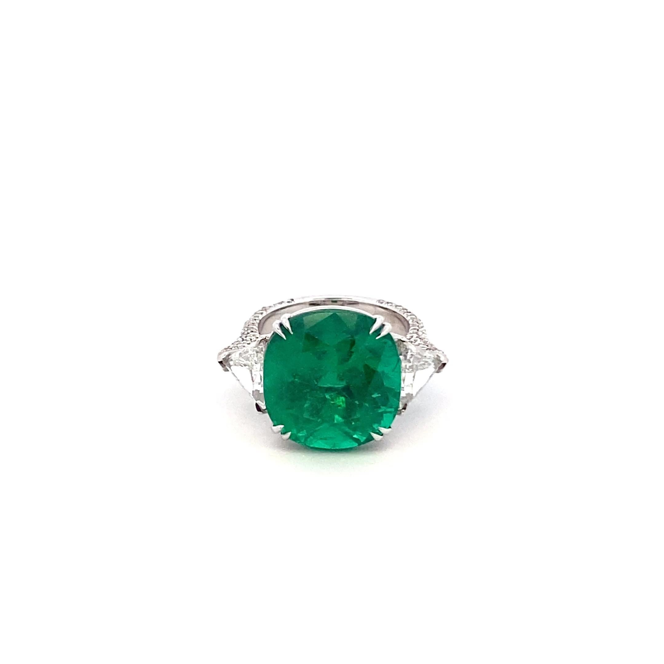 Impresionante celebración de la naturaleza y la elegancia, este anillo de oro blanco de 18 quilates incluye una esmeralda colombiana de 12,09 quilates, certificada por el prestigioso Gübelin Gem Lab. Tallada para revelar un verde exuberante y