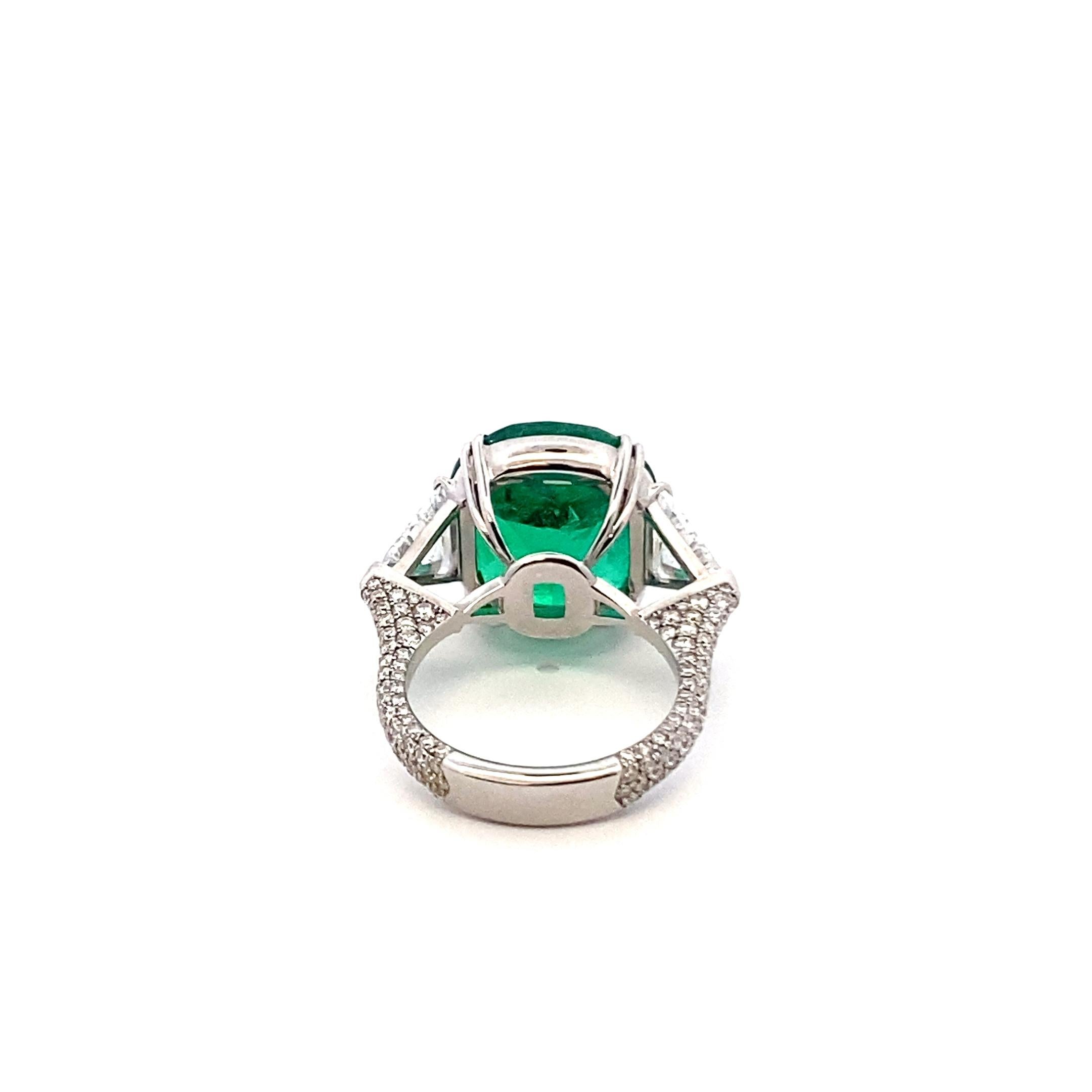 Anillo Esmeralda Colombiana y Diamante en Oro Blanco de 18k, Gübelin Corte cojín en venta