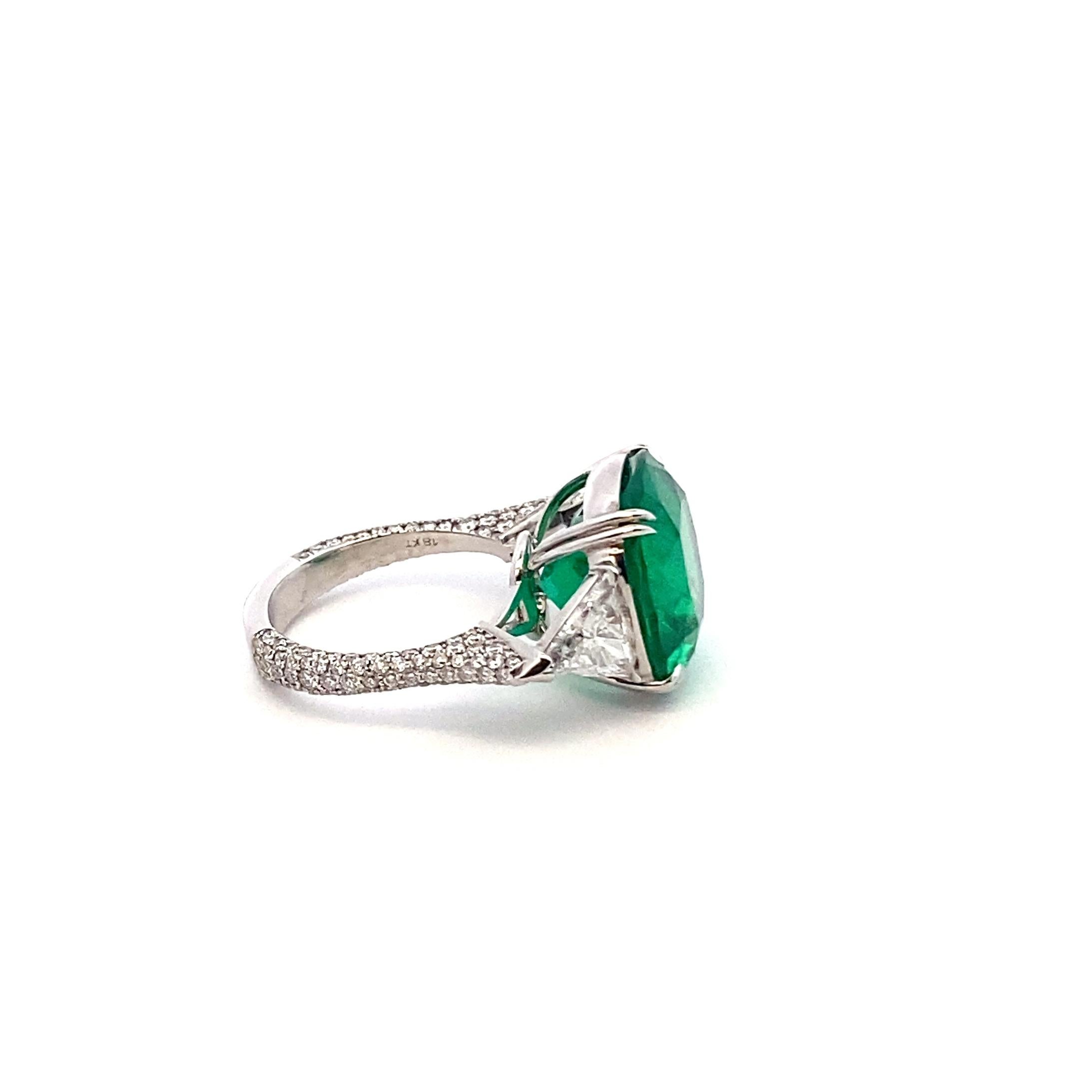Anillo Esmeralda Colombiana y Diamante en Oro Blanco de 18k, Gübelin en Excelente estado para la venta en New York, NY