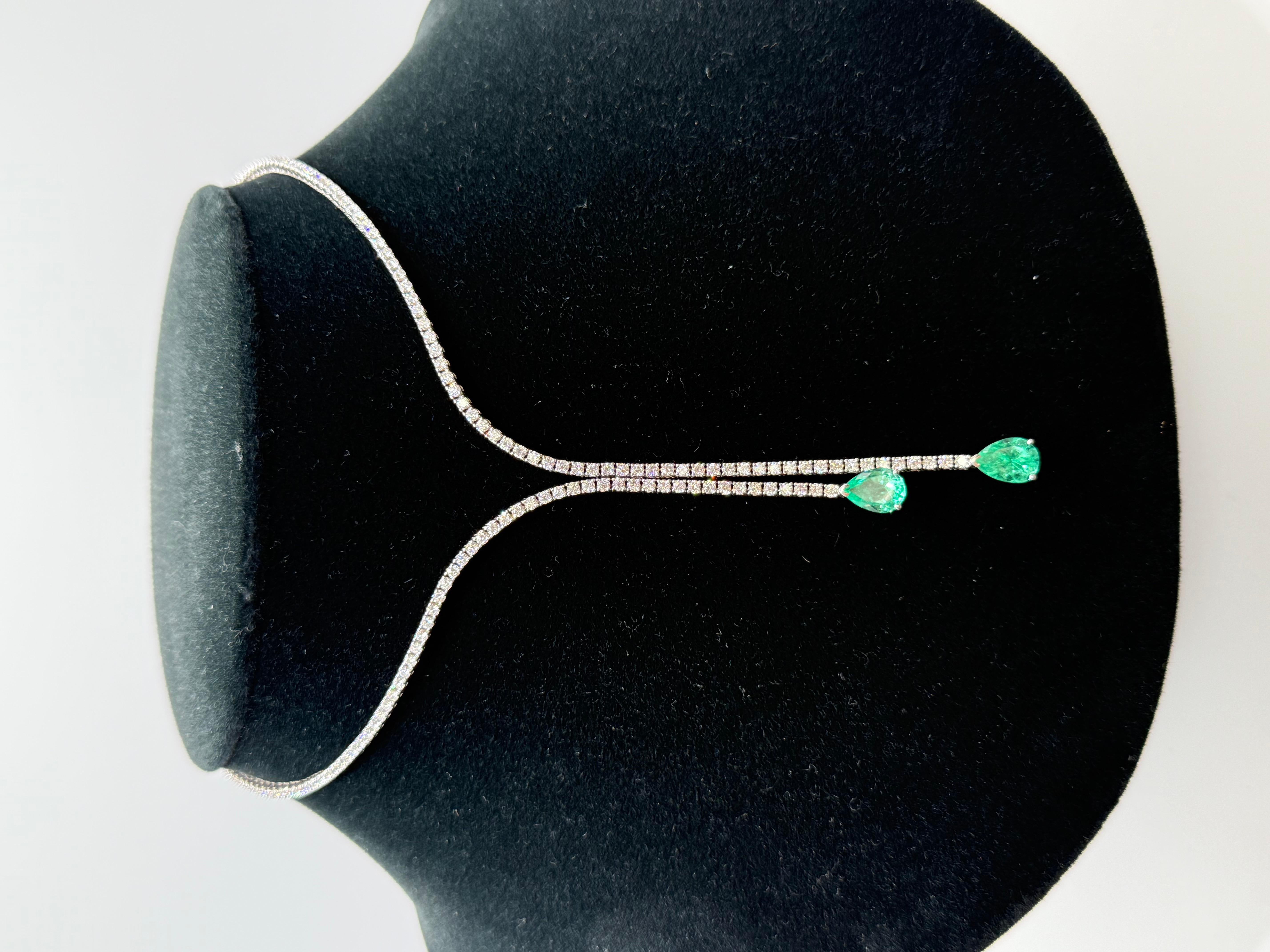 Ce superbe collier de tennis fendu et d'émeraudes est l'équilibre parfait entre un design moderne et une élégance intemporelle. Réalisé en or blanc 14k, il présente une élégante double rangée de style tennis sertie de plus de 6 carats de fins