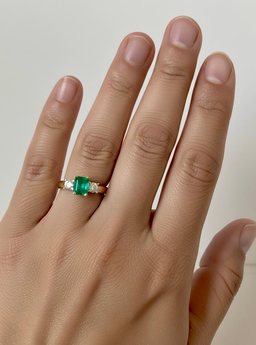 bague de fiançailles en or jaune 18 carats, émeraude naturelle et diamant, 3 pierres, émeraude taille émeraude. 
Le poids total de l'émeraude est de 0,51 carats, d'une grande clarté, d'une riche couleur verte, d'une excellente luminosité à partir de