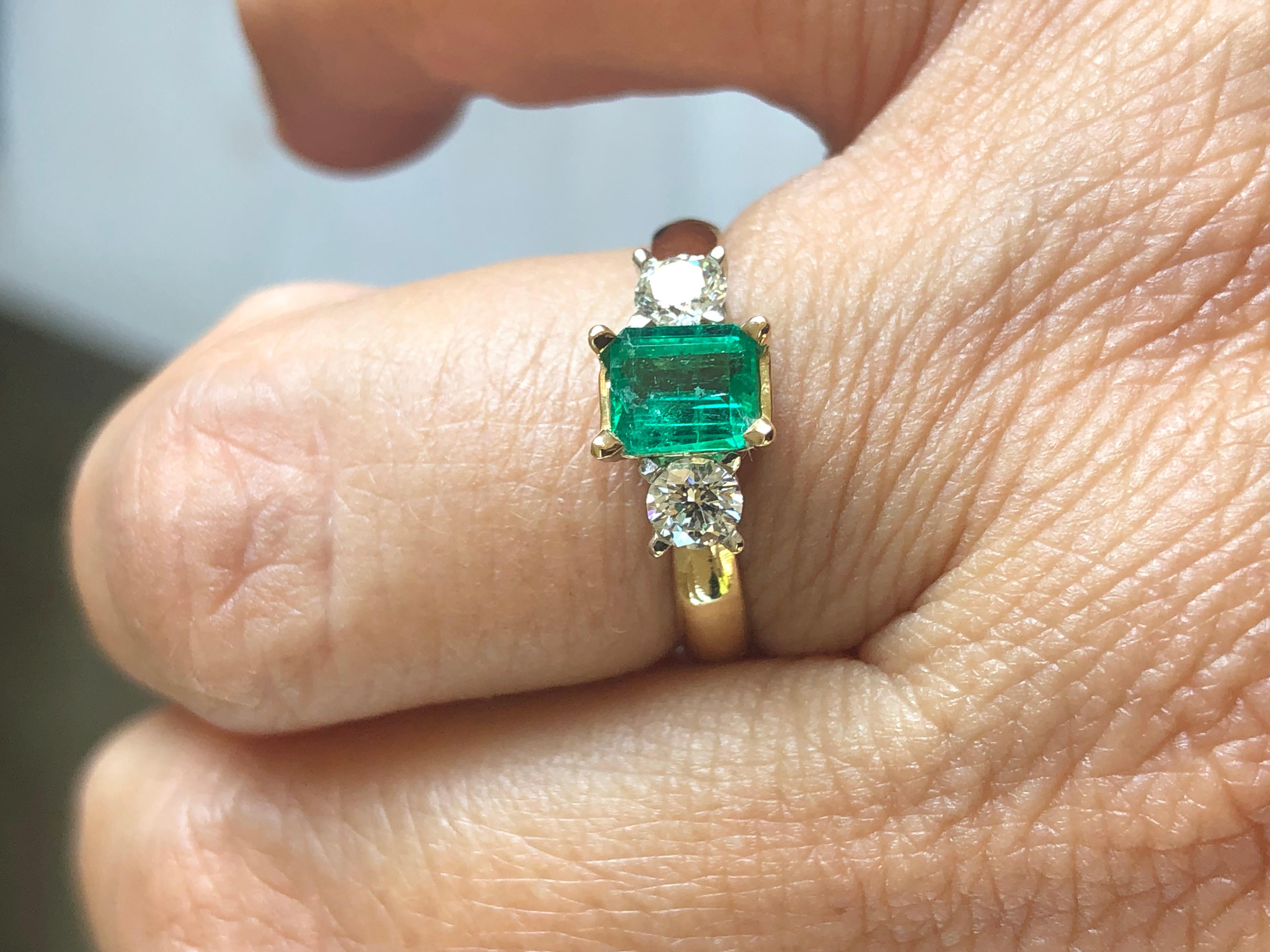 Kolumbianischer Smaragd-Diamant-Dreistein-Verlobungsring aus 18 Karat (Zeitgenössisch) im Angebot