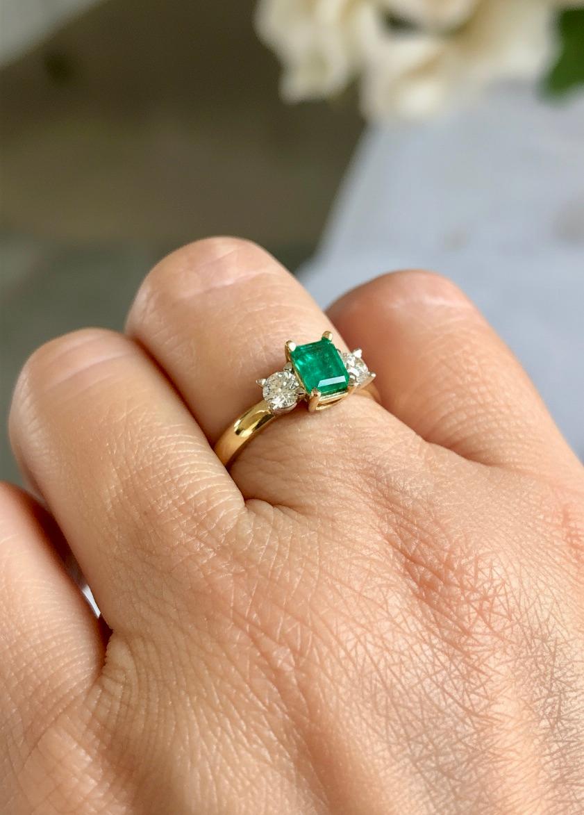 Contemporain Bague de fiançailles à trois pierres en or 18 carats avec émeraude de Colombie et diamants en vente