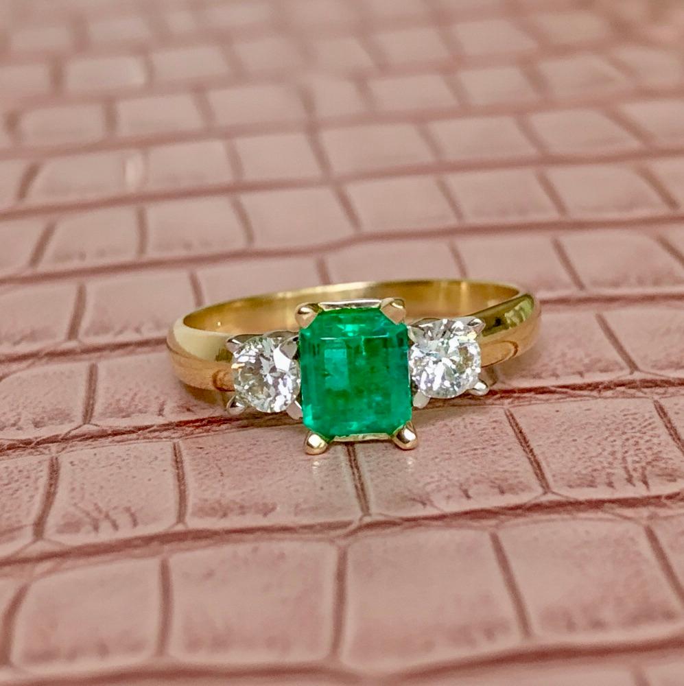 Taille émeraude Bague de fiançailles à trois pierres en or 18 carats avec émeraude de Colombie et diamants en vente