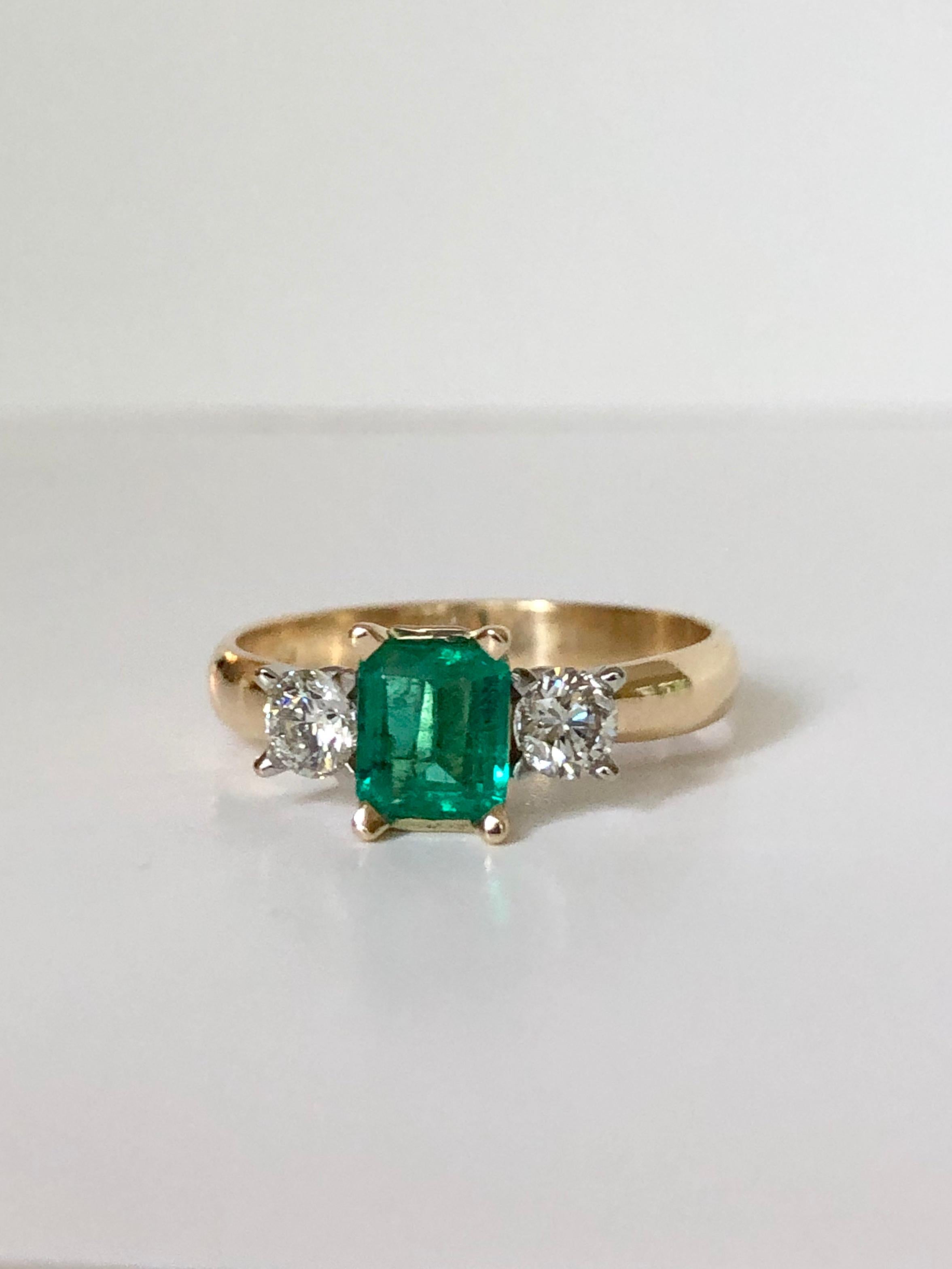 Kolumbianischer Smaragd-Diamant-Dreistein-Verlobungsring aus 18 Karat (Smaragdschliff) im Angebot