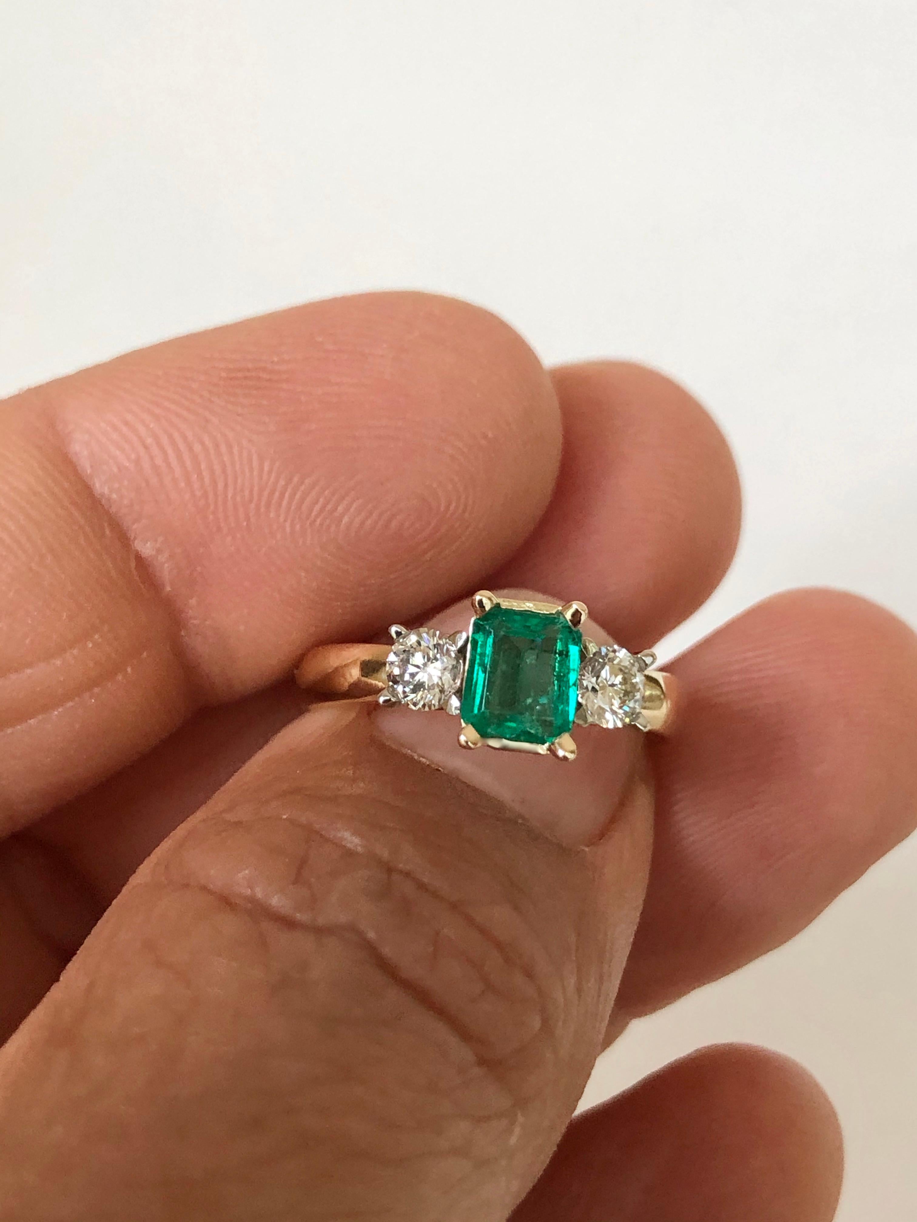 Kolumbianischer Smaragd-Diamant-Dreistein-Verlobungsring aus 18 Karat Damen im Angebot