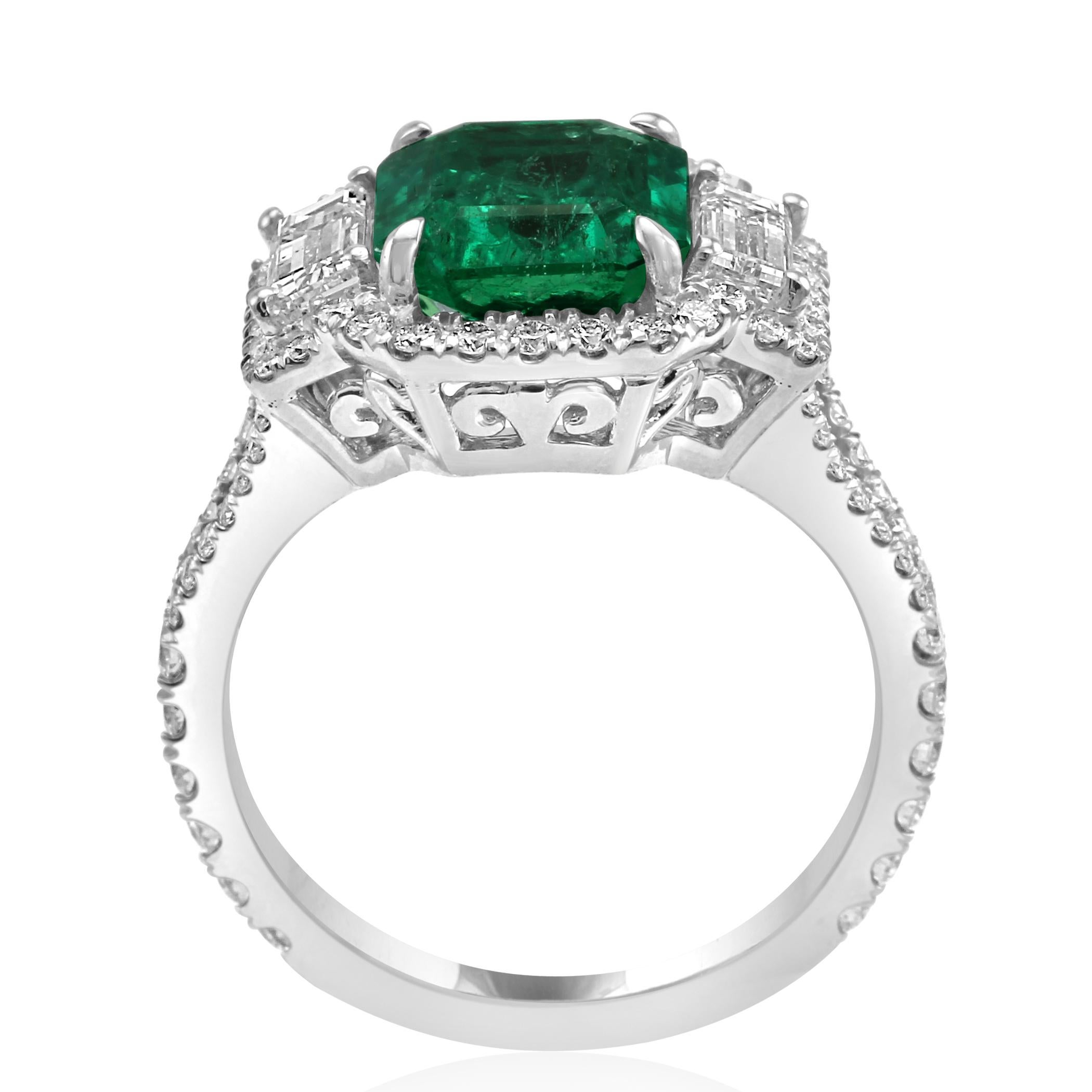 Colombian Emerald Diamond Three-Stone Halo Fashion Cocktail White Gold Ring In New Condition In NEW YORK, NY