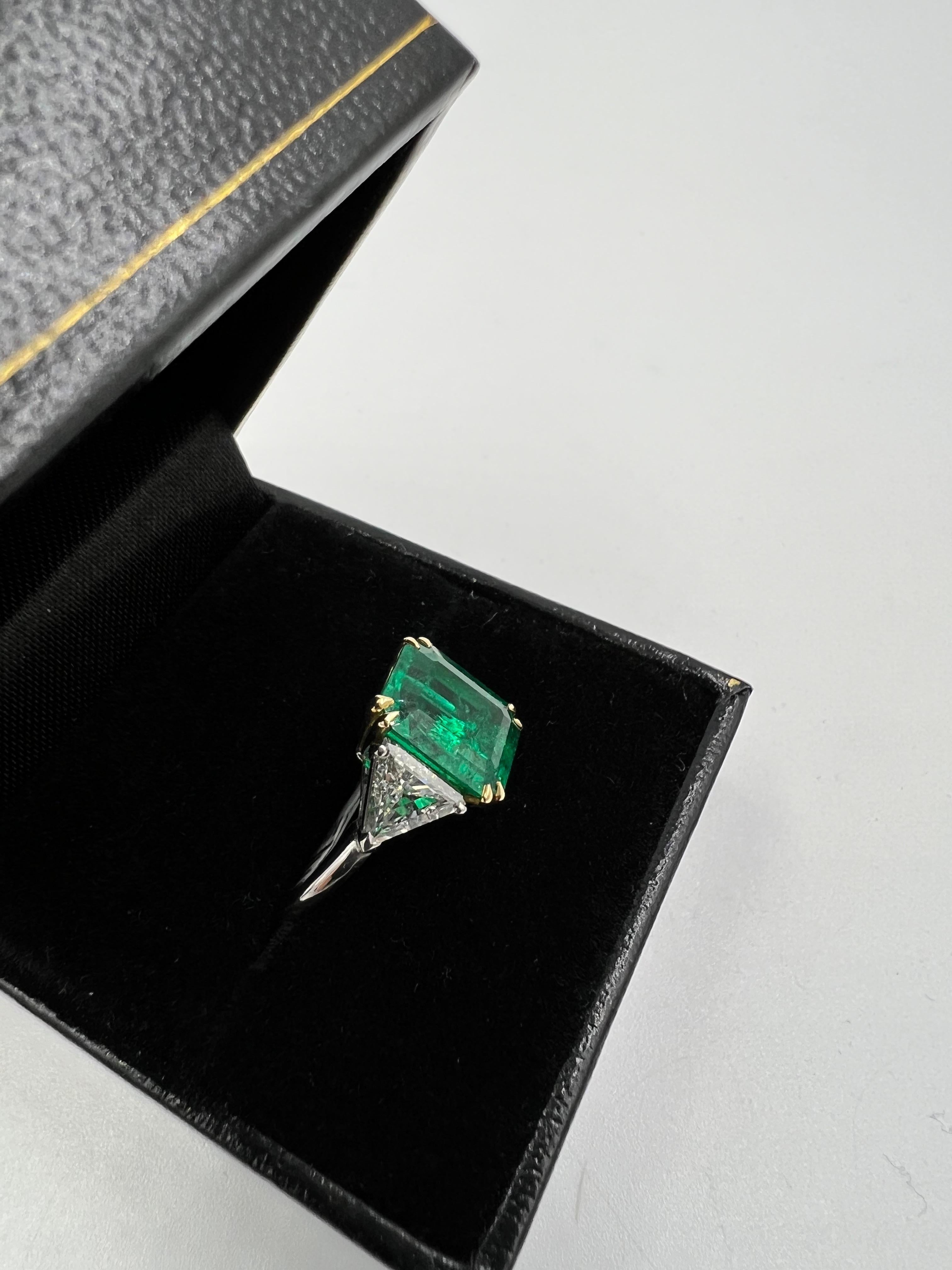 Kolumbianischer Smaragd-Diamant-Dreistein-Weißgoldring (Smaragdschliff)