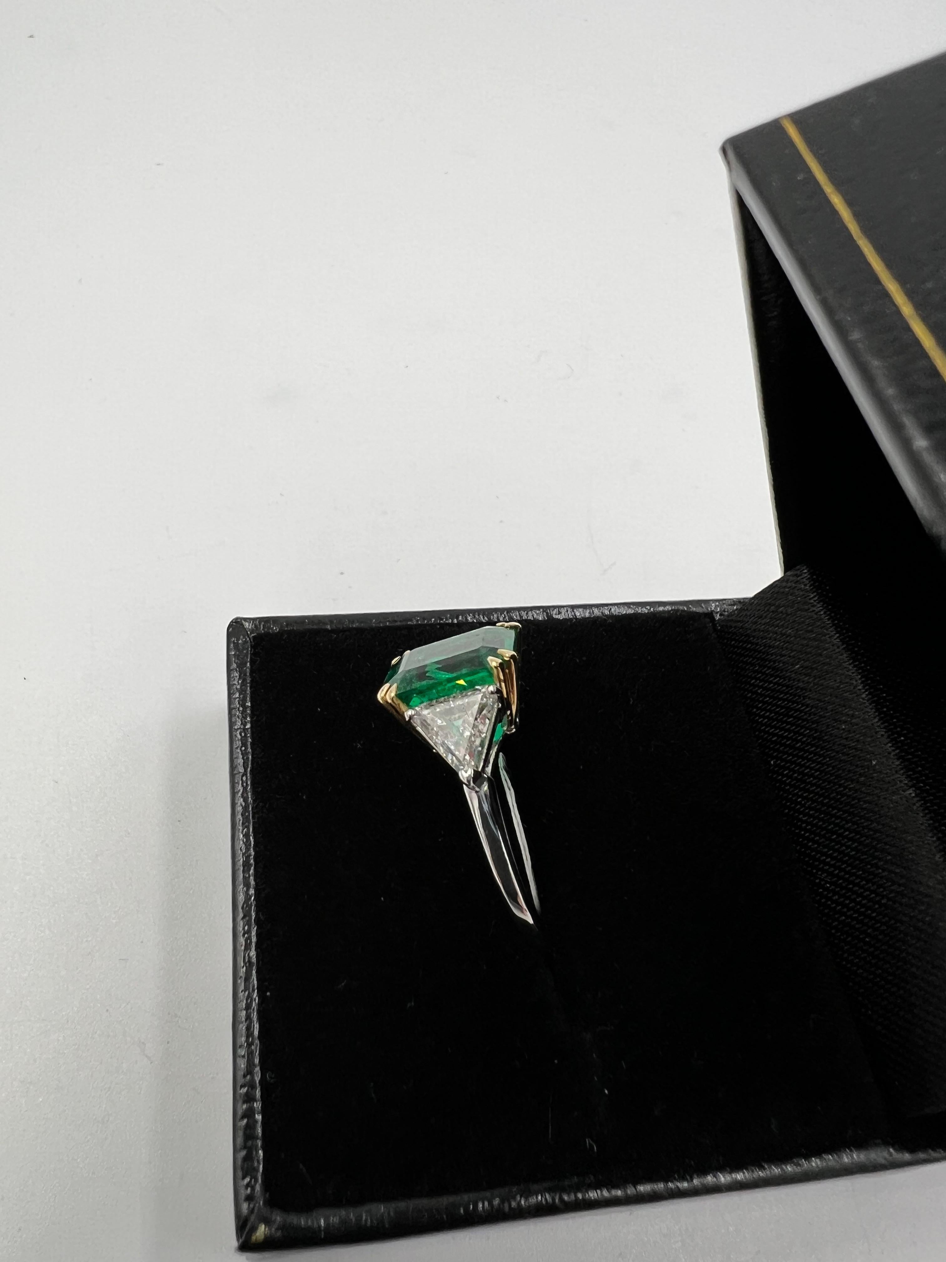 Kolumbianischer Smaragd-Diamant-Dreistein-Weißgoldring im Zustand „Gut“ in Los Angeles, CA