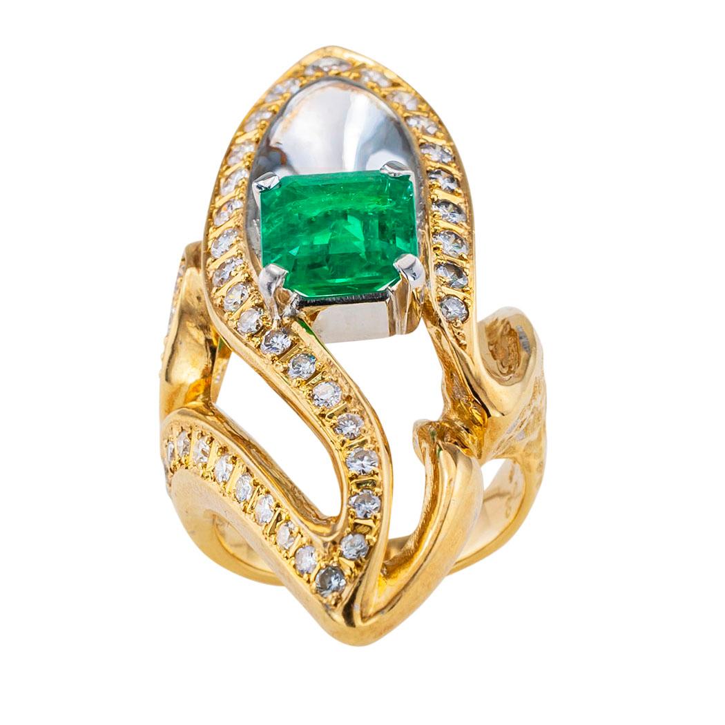 Colombian Emerald Diamond Two-Tone Gold Cocktail Ring In Good Condition For Sale In Los Angeles, CA