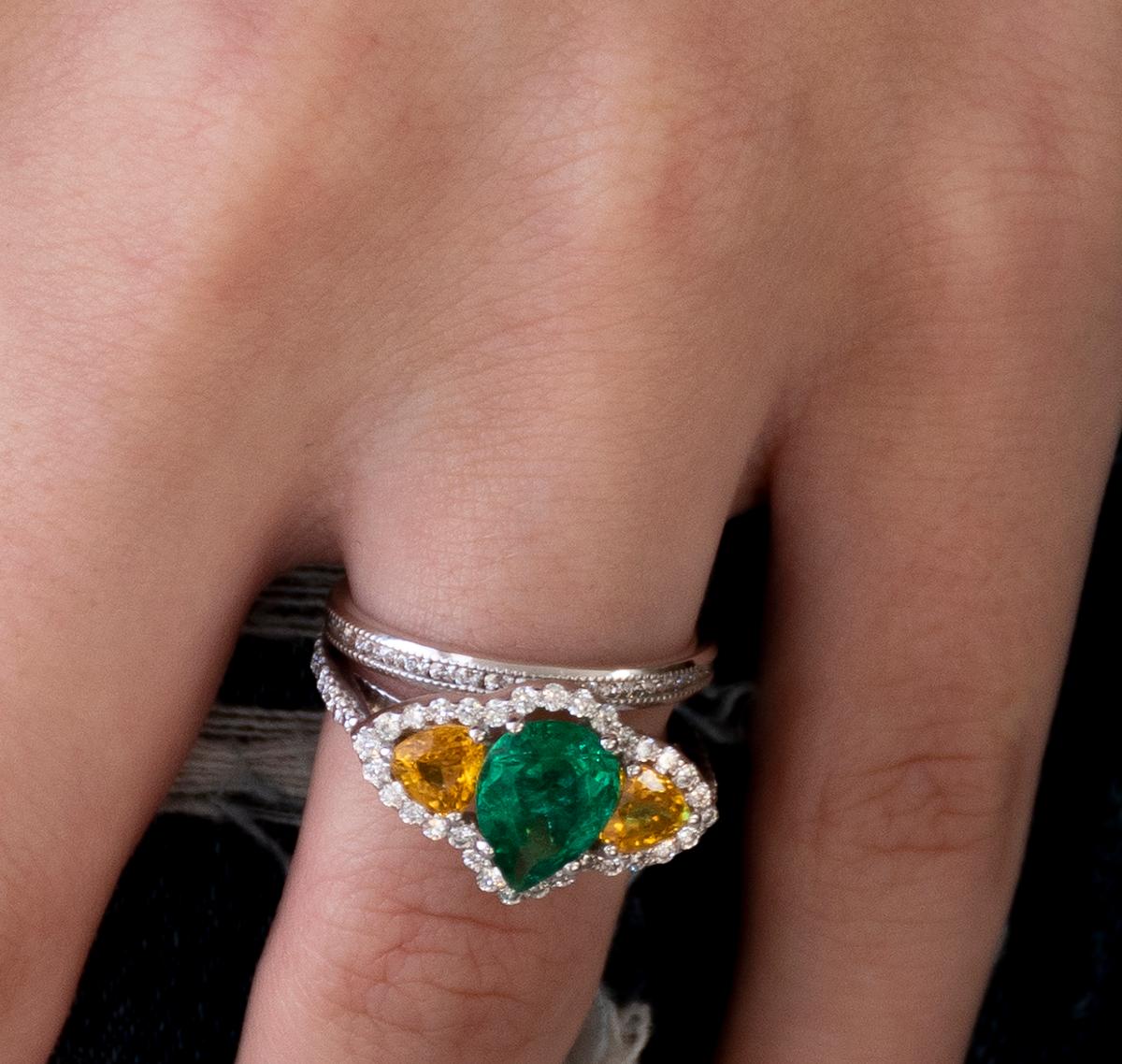 Colombian Emerald and Diamond Cluster Ring Weighing 3.36 Carat (Zeitgenössisch)