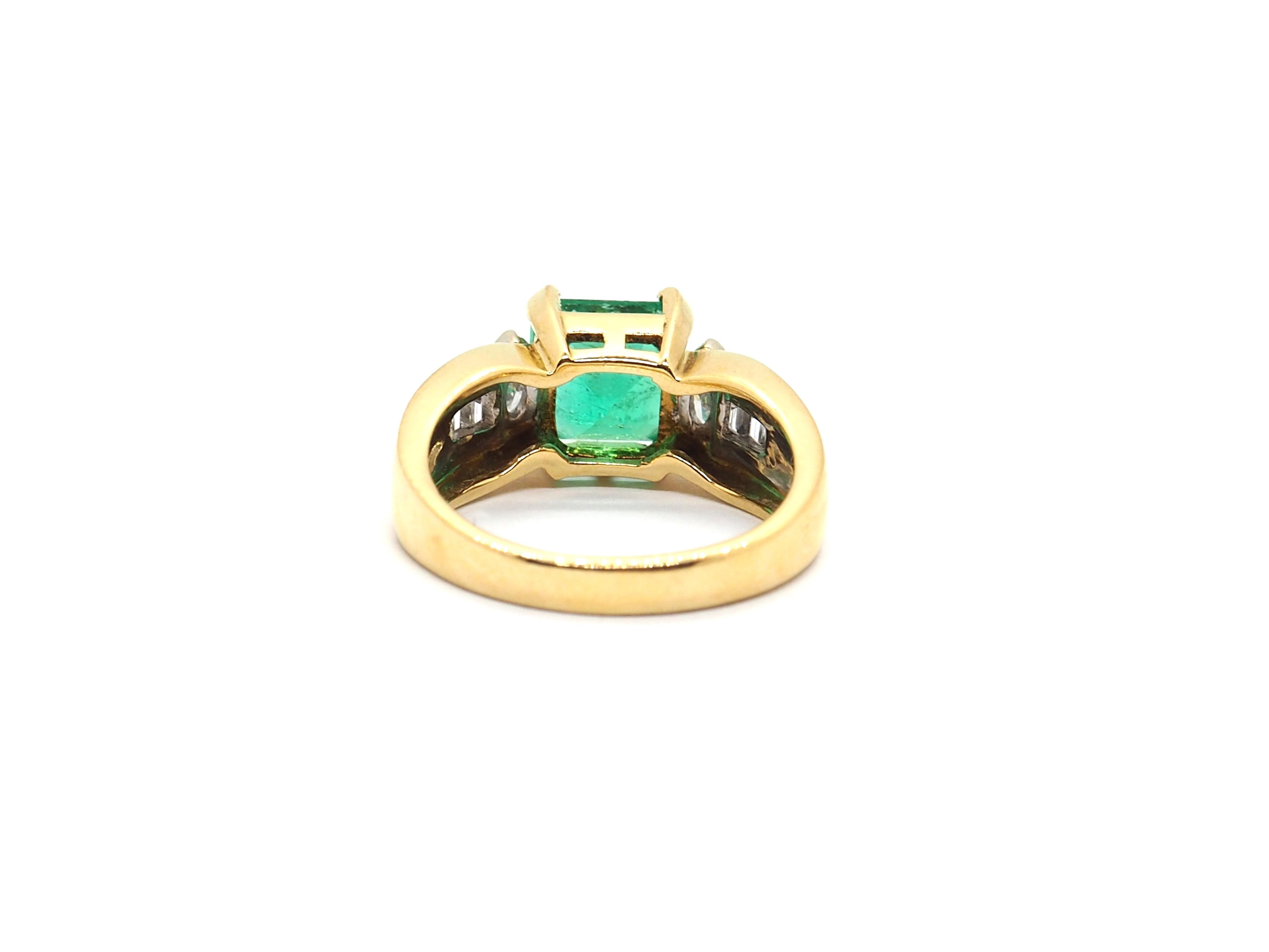 18K Gold ring with Princes cut natural Colombian Emerald  approximated 2.3 CTS  surrounded by 4 round shape  and 6 baguette diamonds, with total 0.5 CTS  

Total weight 6.7g
Eu Size: 53 

The ring comes with our certificate and a presentation