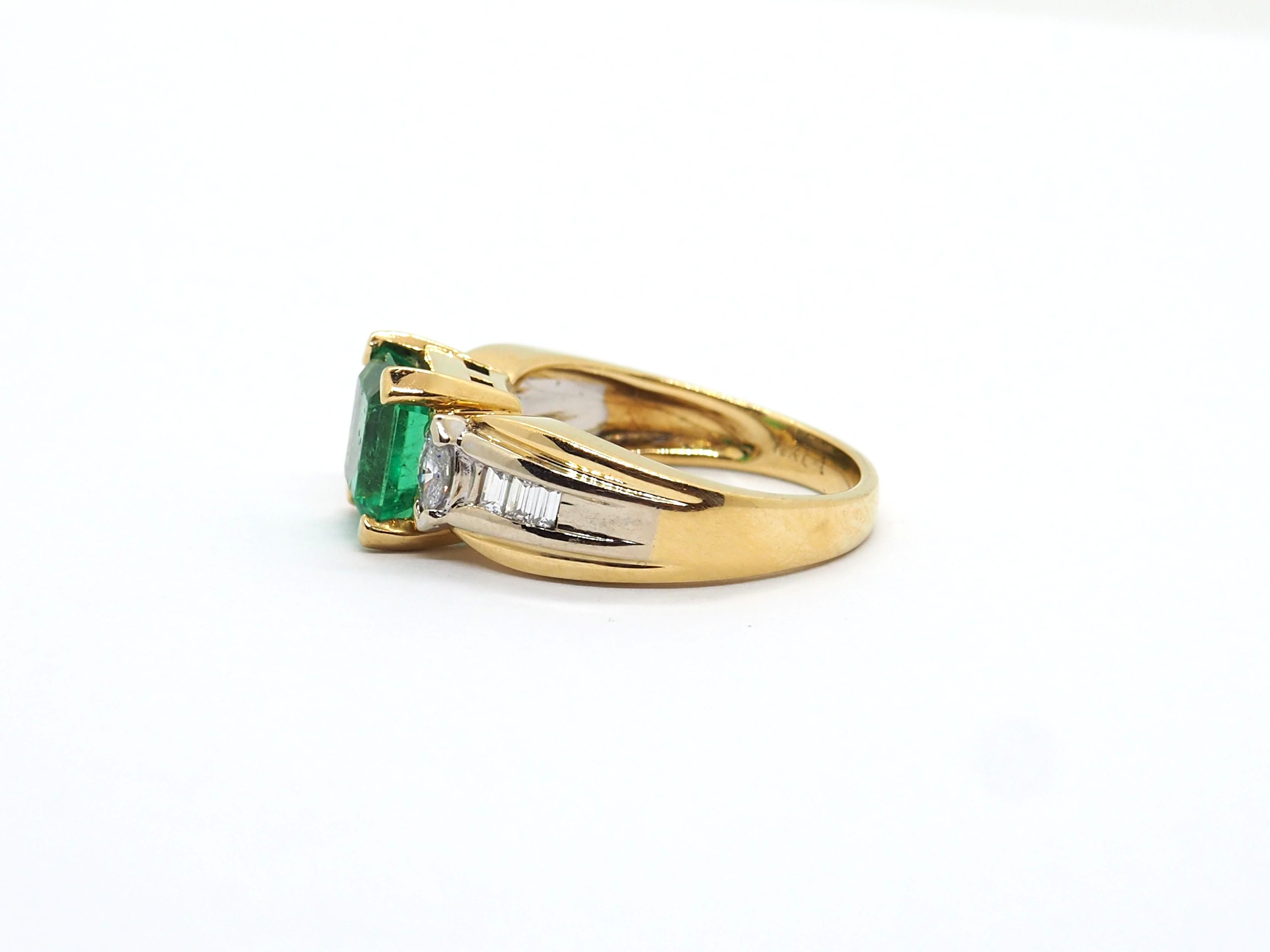 Colombian Emerald Diamonds 18K Gold Ring In Excellent Condition For Sale In Geneva, CH