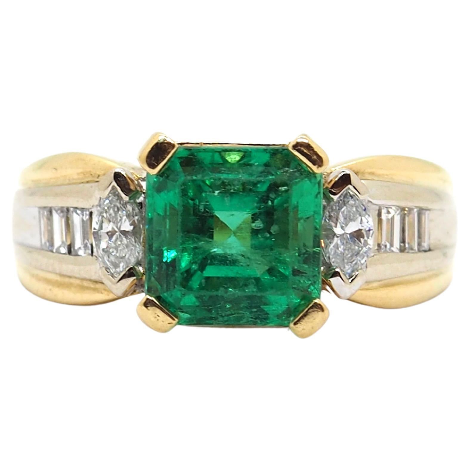 Colombian Emerald Diamonds 18K Gold Ring For Sale