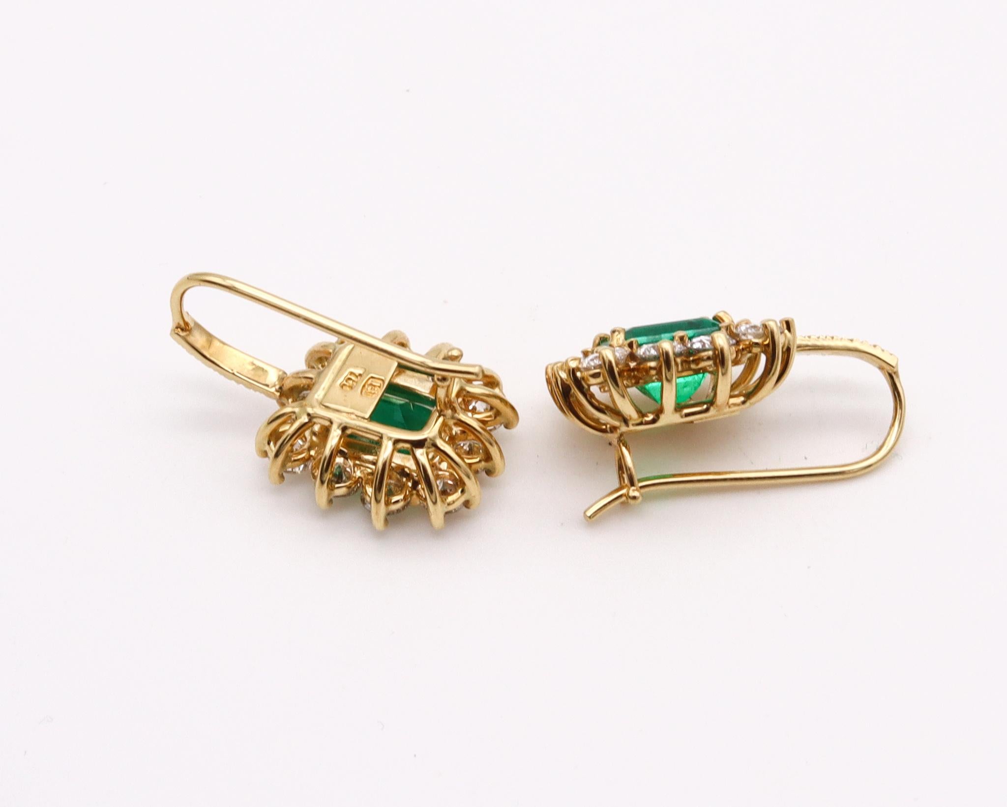 Modernist Colombian Emerald Diamonds Earrings In 18Kt Yellow Gold With 4.92 Carats For Sale